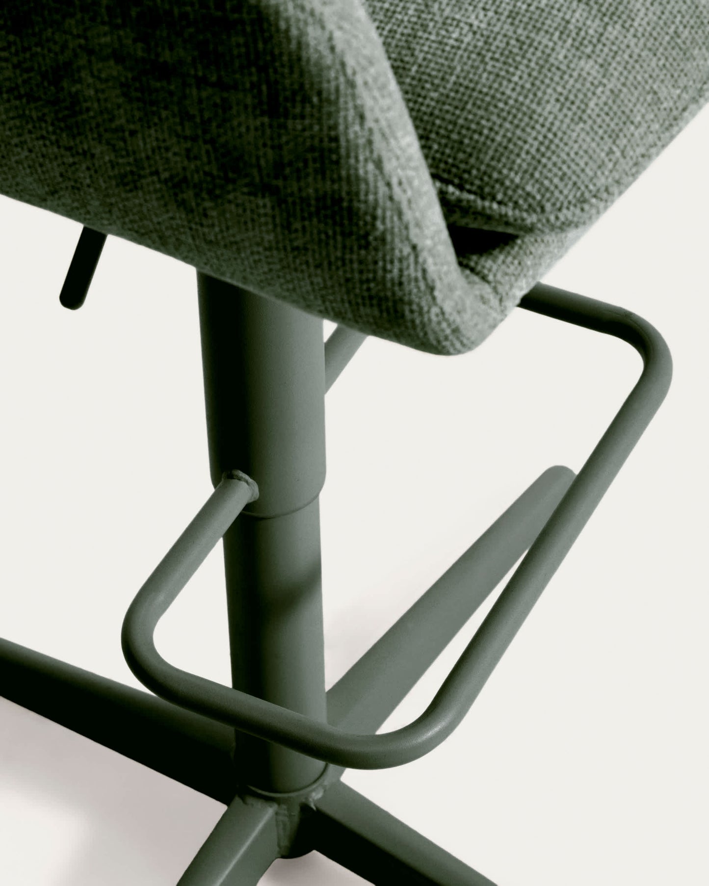 Sgabello girevole Lexa in ciniglia verde con gambe in acciaio con finitura verde