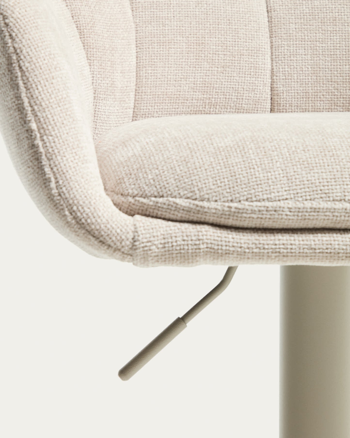 Sgabello girevole Dorina in ciniglia beige con gambe in acciaio con finitura beige