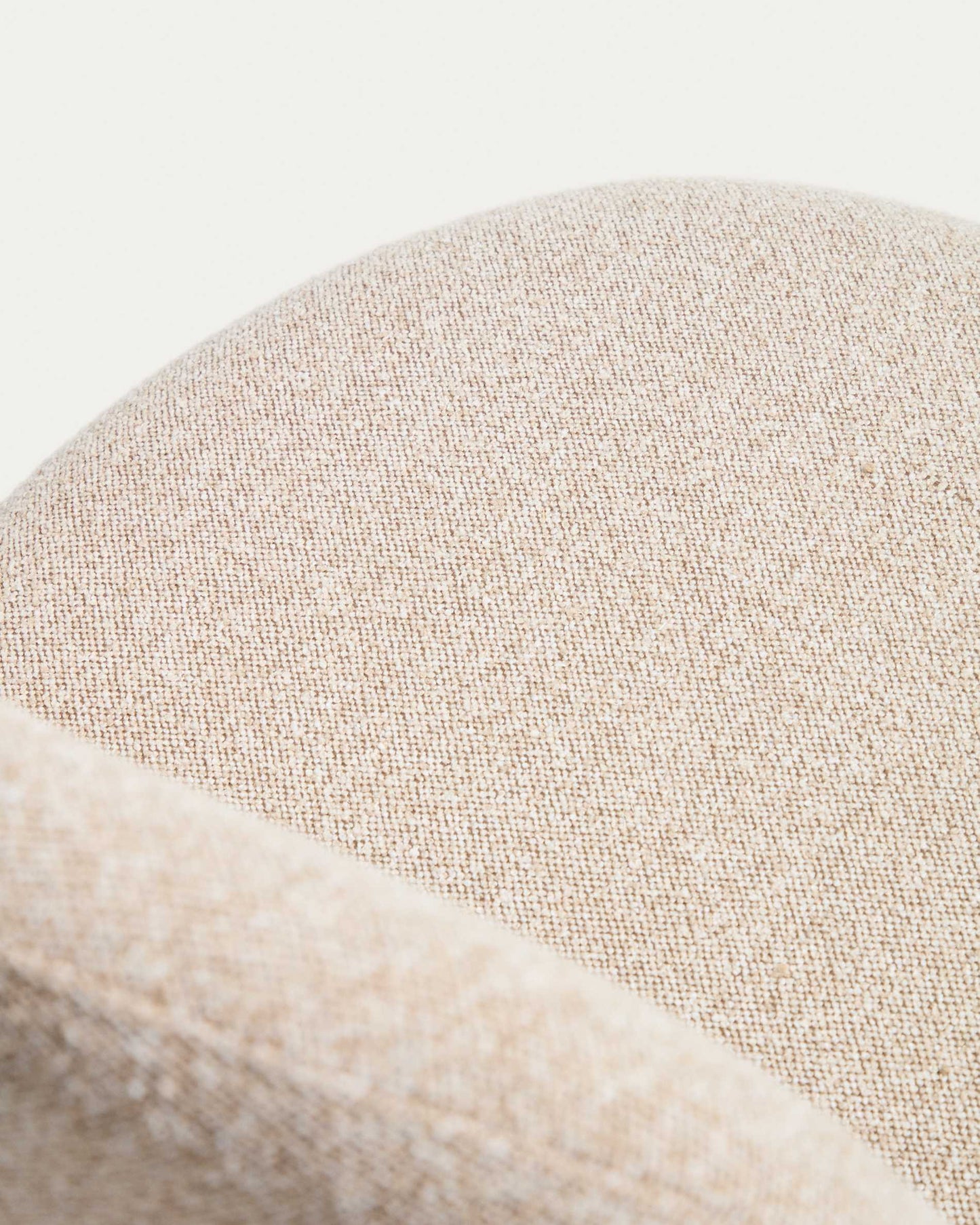 Sedia Arino in ciniglia beige con gambe in metallo beige FSC 100%