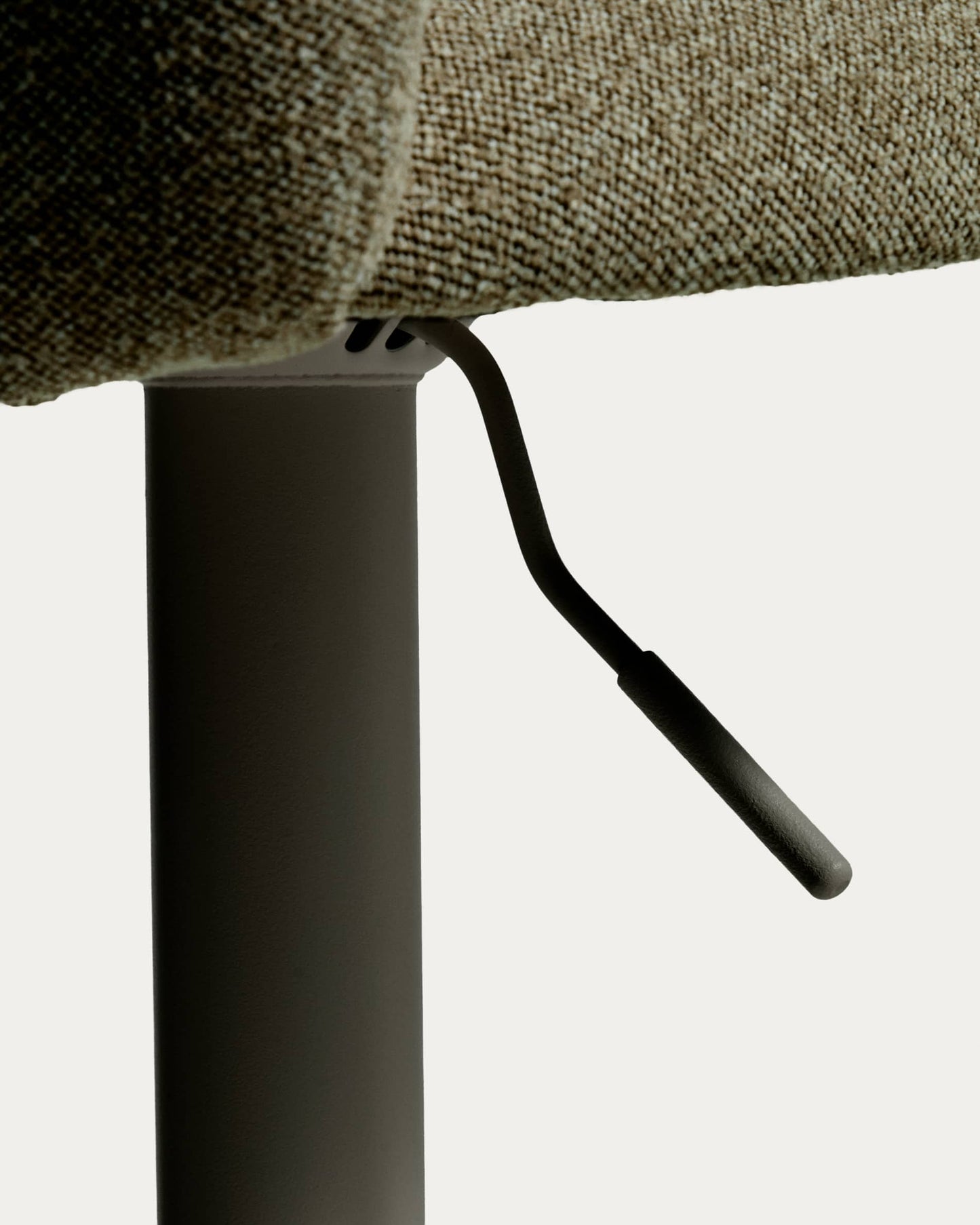 Sgabello Arino in ciniglia verde con gambe in metallo verde 65 cm FSC 100%