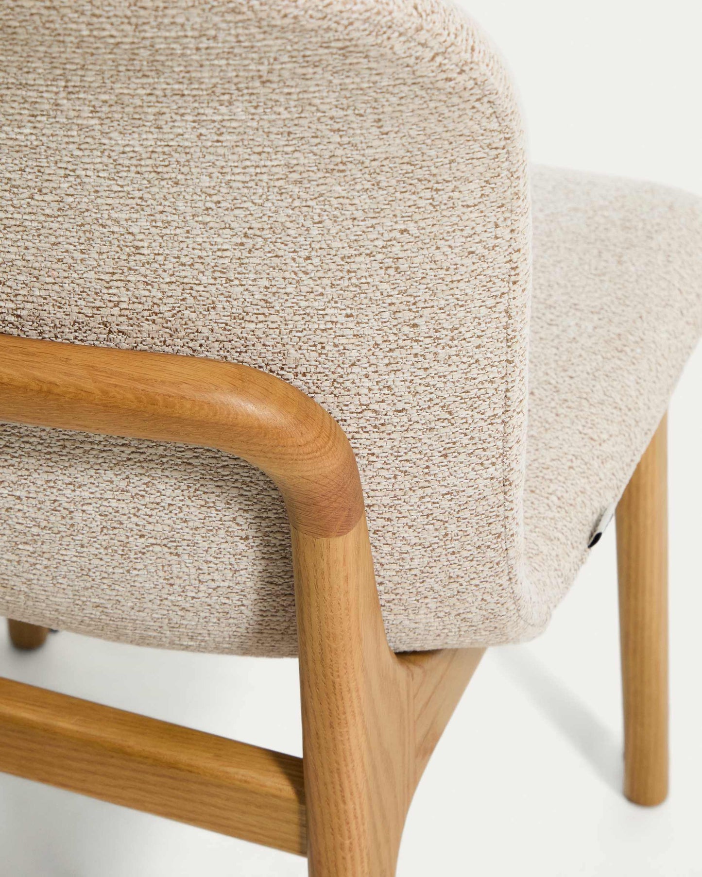 Sedia Elnor in ciniglia beige con gambe in legno massello di rovere con finitura naturale
