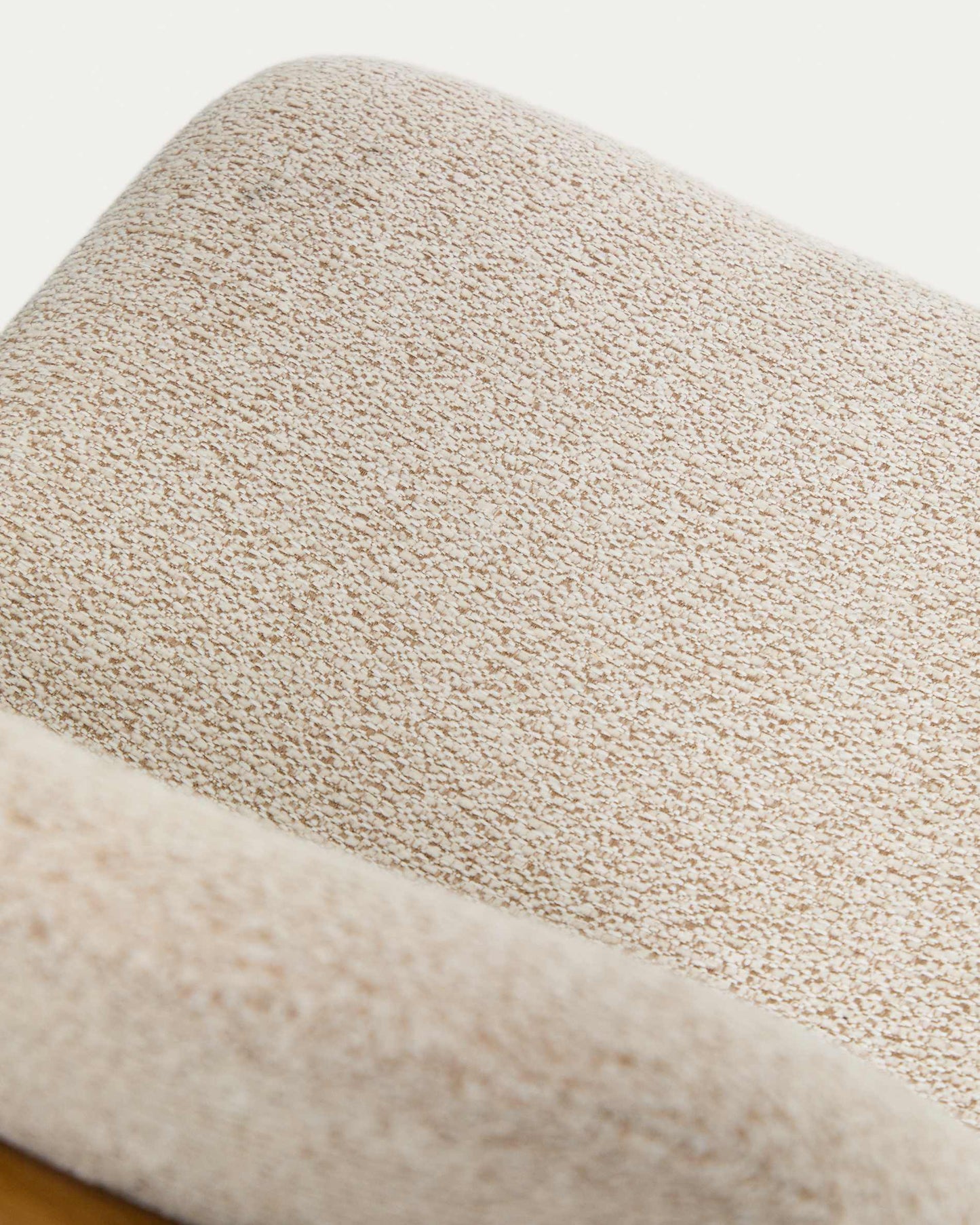 Sgabello Elnor in ciniglia beige con gambe in legno massello di rovere con finitura naturale 65 cm