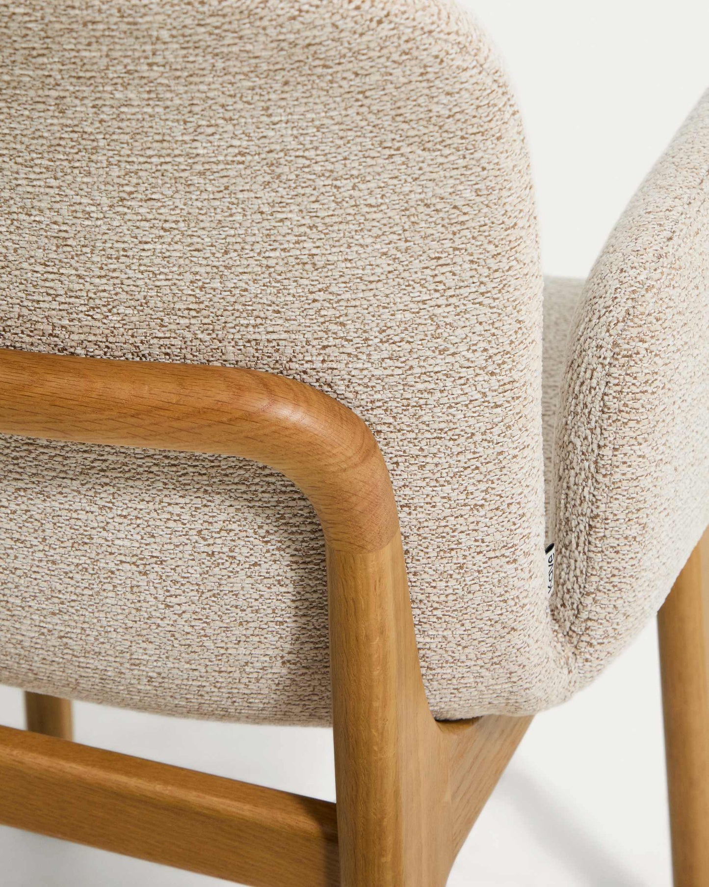 Sedia Elnor in ciniglia beige con braccioli e gambe in legno massello di rovere con finitura naturale