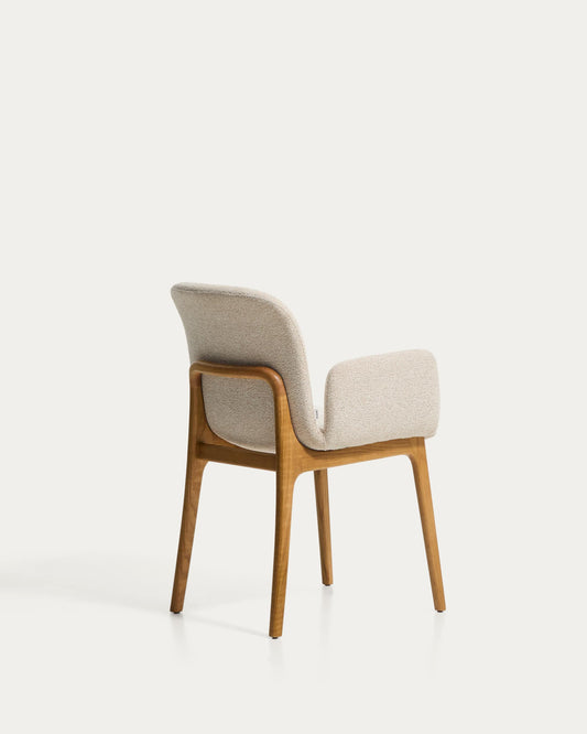Sedia Elnor in ciniglia beige con braccioli e gambe in legno massello di rovere con finitura naturale