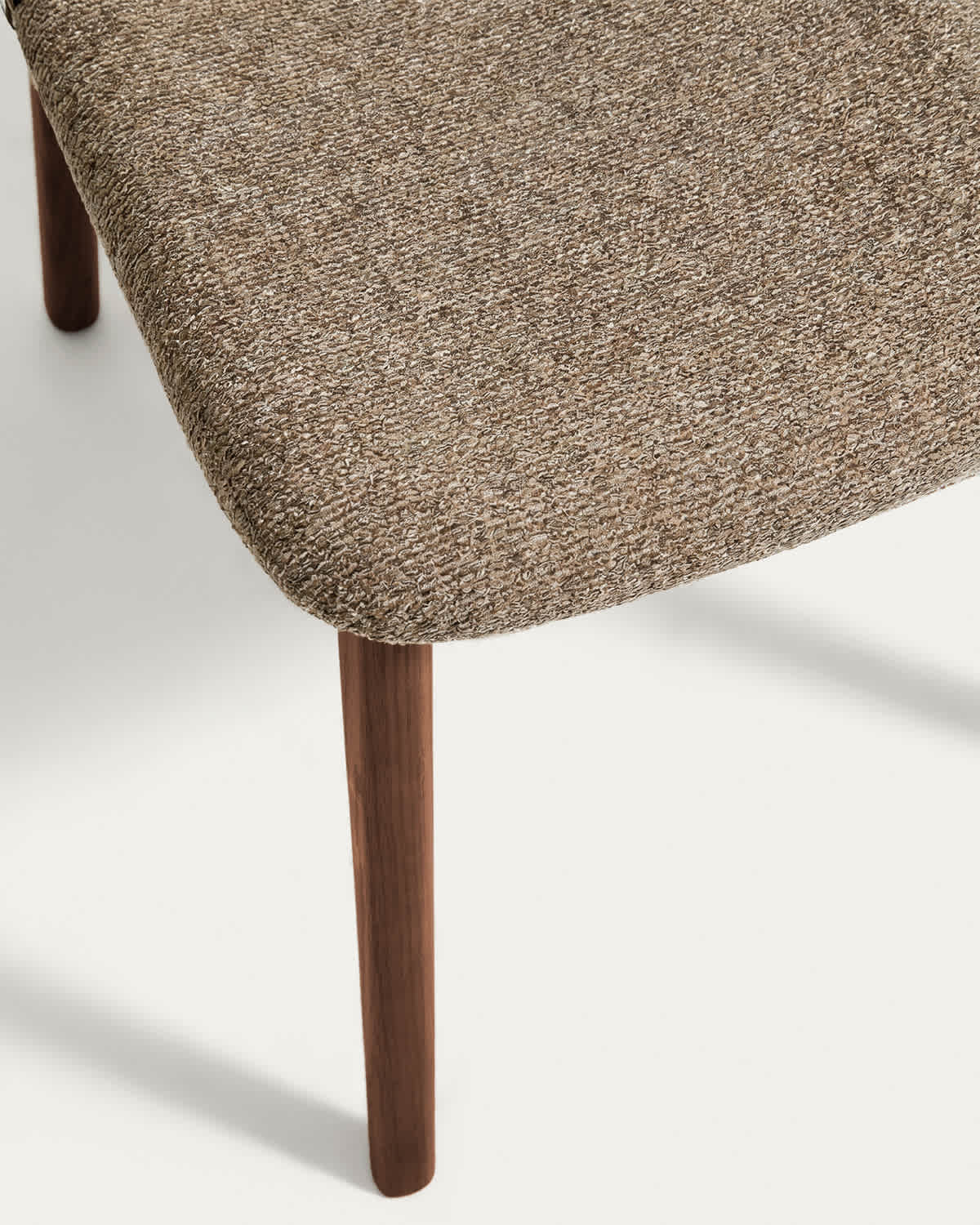 Sedia Elnor in ciniglia marrone con gambe in legno massello di rovere con finitura noce