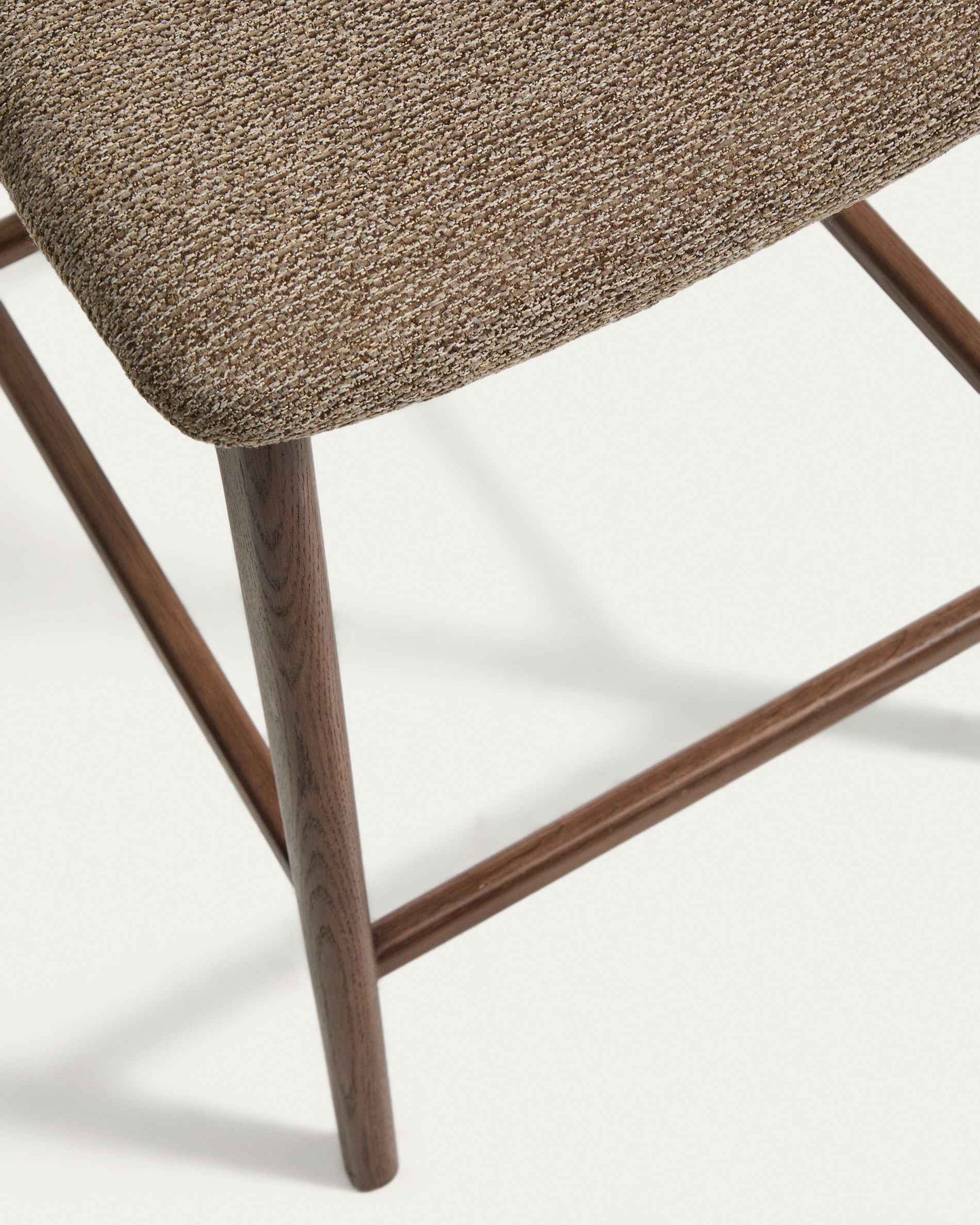 Sgabello Elnor in ciniglia marrone con gambe in legno massello di rovere con finitura noce 65 cm