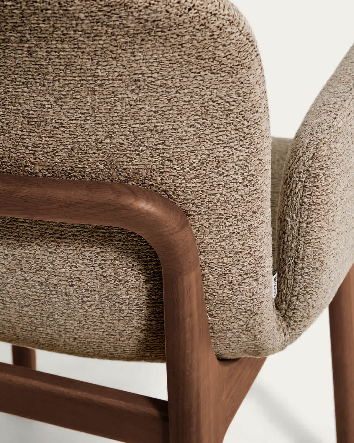 Sedia Elnor in ciniglia marrone con braccioli e gambe in legno massello di rovere con finitura noce
