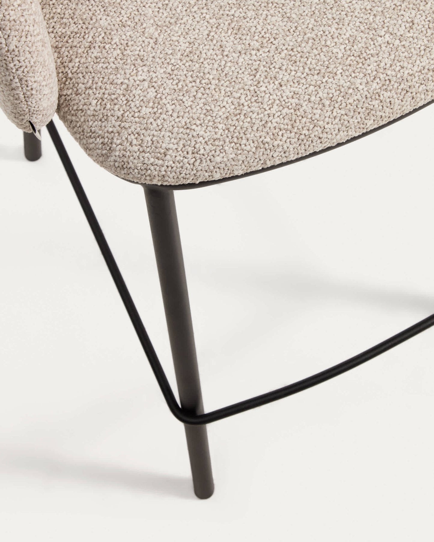 Sgabello Maina in ciniglia spessa beige con gambe in acciaio con finitura nera FSC Mix Credit 65 cm