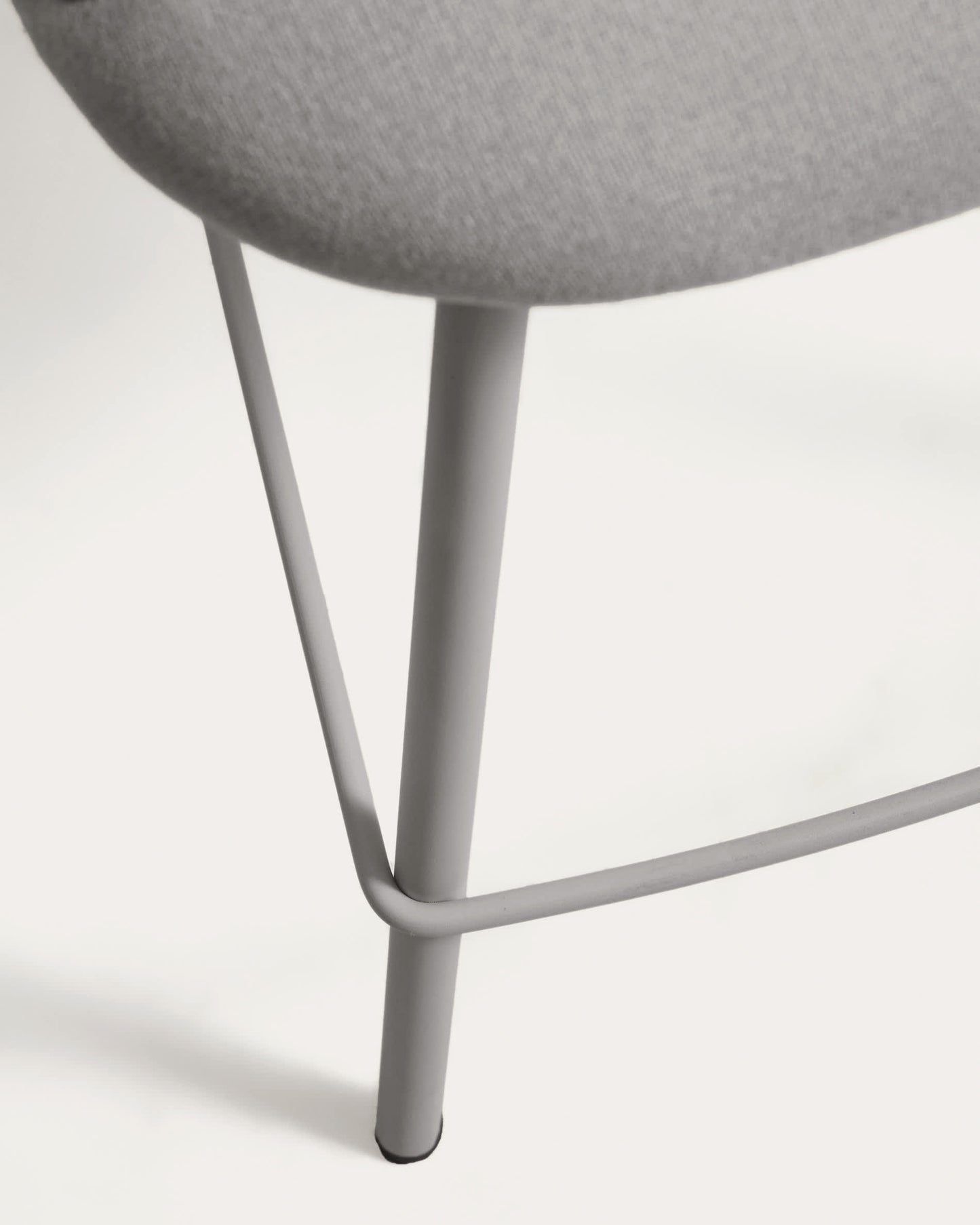 Sgabello Bonali in ciniglia grigia con gambe in metallo grigio FSC Mix Credit 65 cm