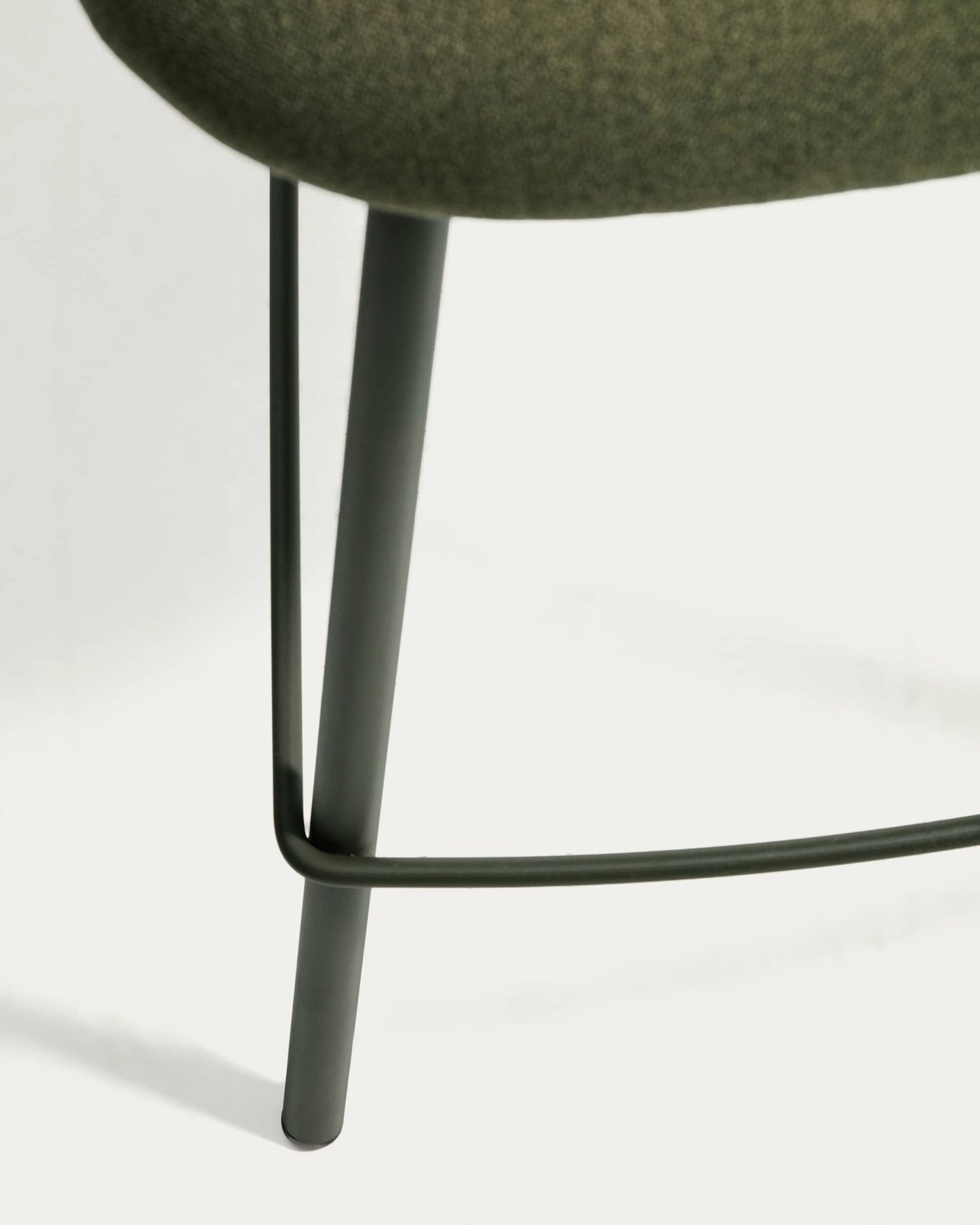 Sgabello Bonali in ciniglia verde con gambe in metallo verde FSC Mix Credit 65 cm