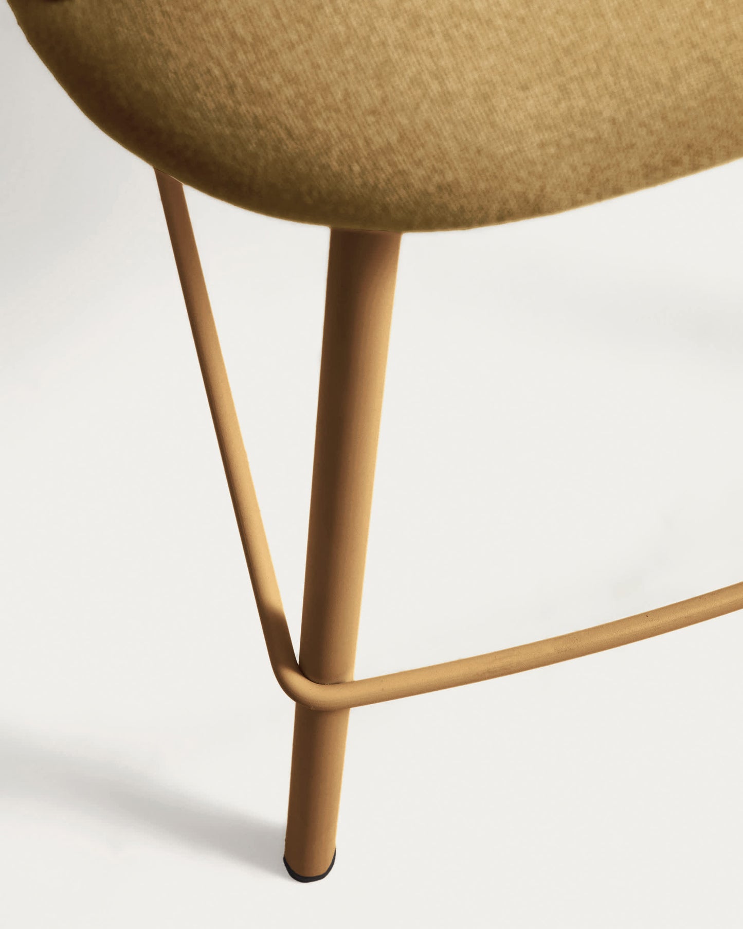 Sgabello Bonali in ciniglia senape con gambe in metallo senape FSC Mix Credit 65 cm