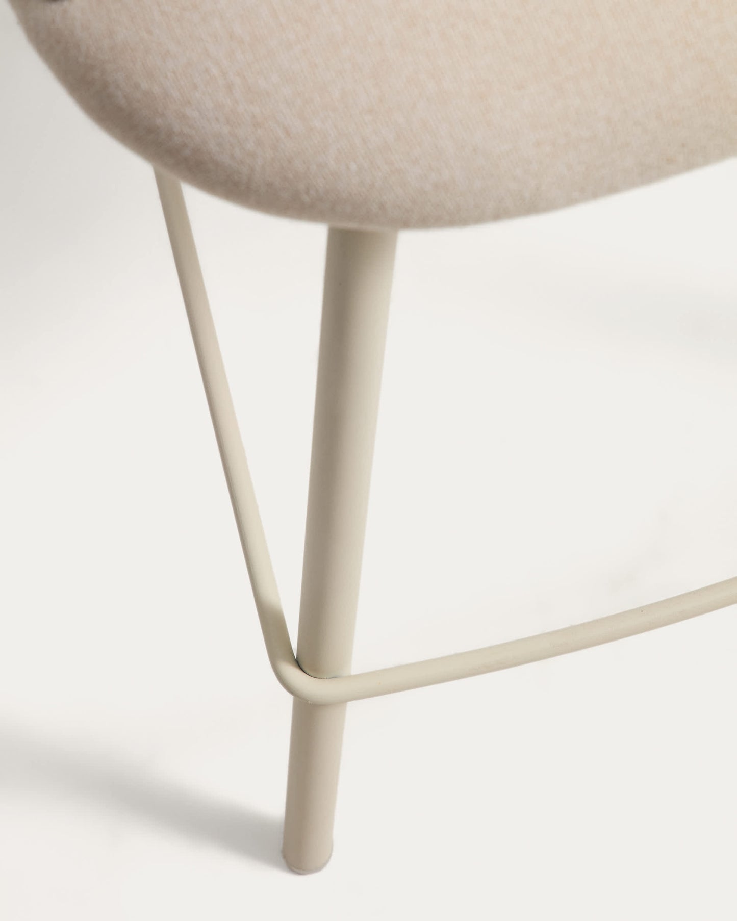 Sgabello Bonali in ciniglia beige con gambe in metallo beige FSC Mix Credit 65 cm