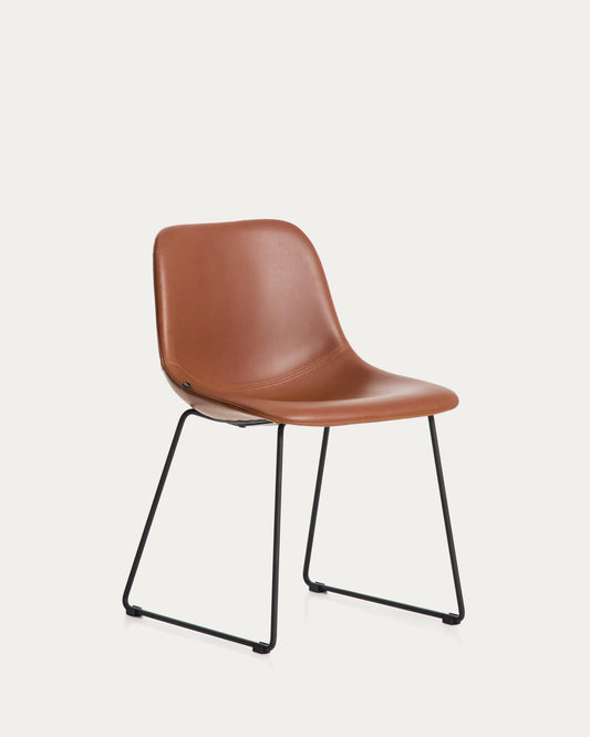 Sedia Zahara in poliuretano marrone con gambe in acciaio rifinito in nero FSC 100%