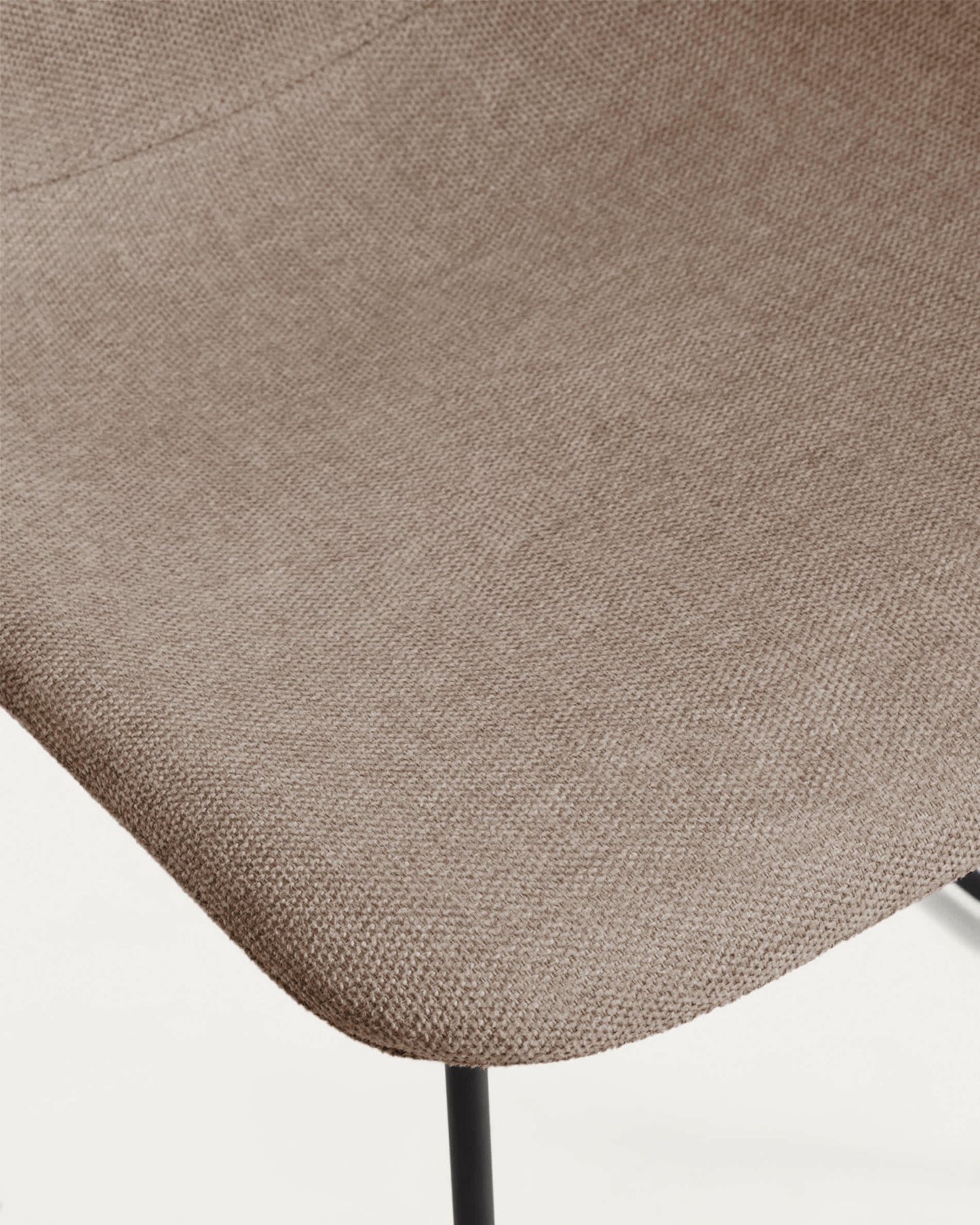 Sedia Zahara in ciniglia marrone con gambe in acciaio rifinito in nero FSC 100%
