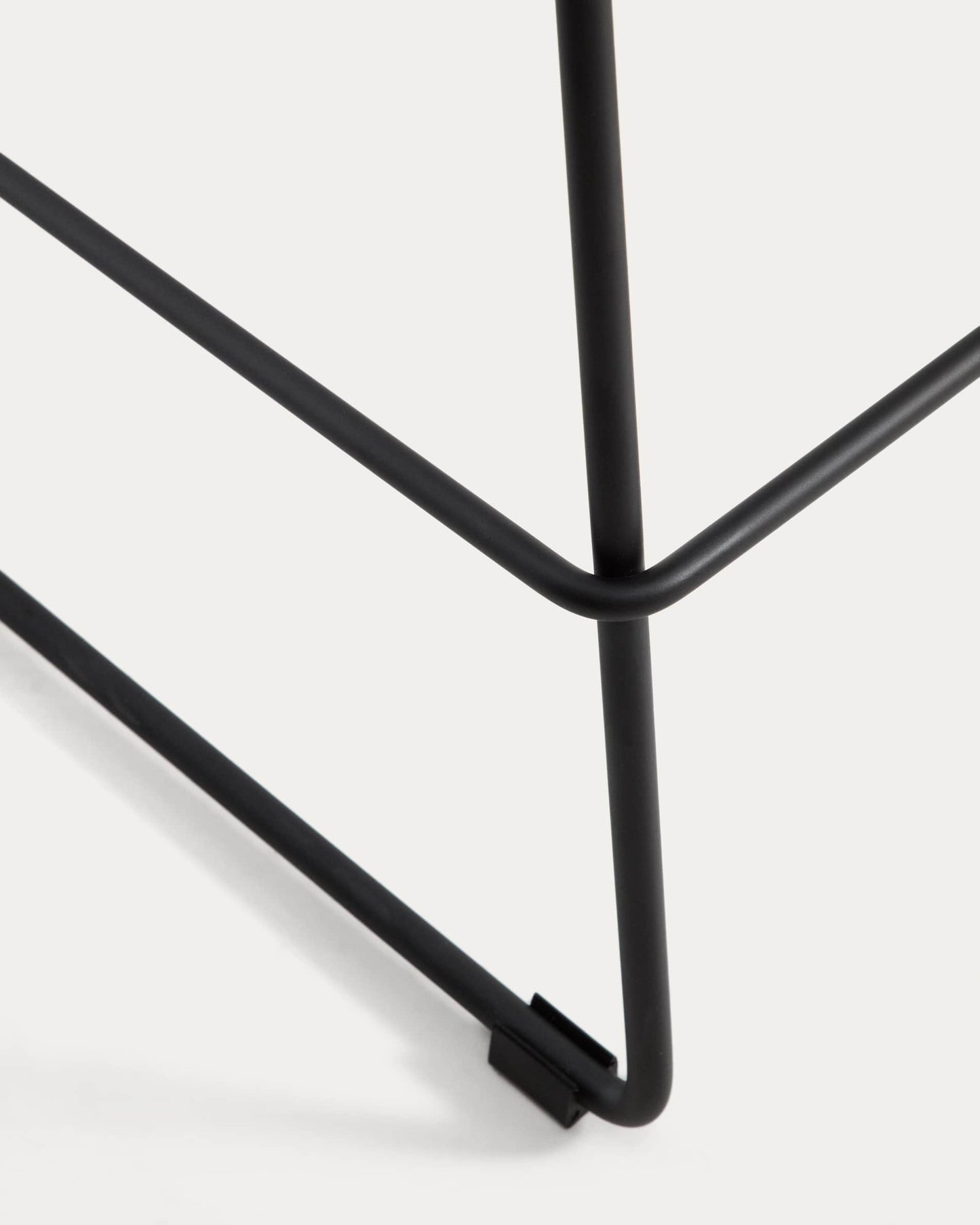 Sgabello Zahara in poliuretano marrone con gambe in acciaio rifinito in nero 65 cm FSC 100%