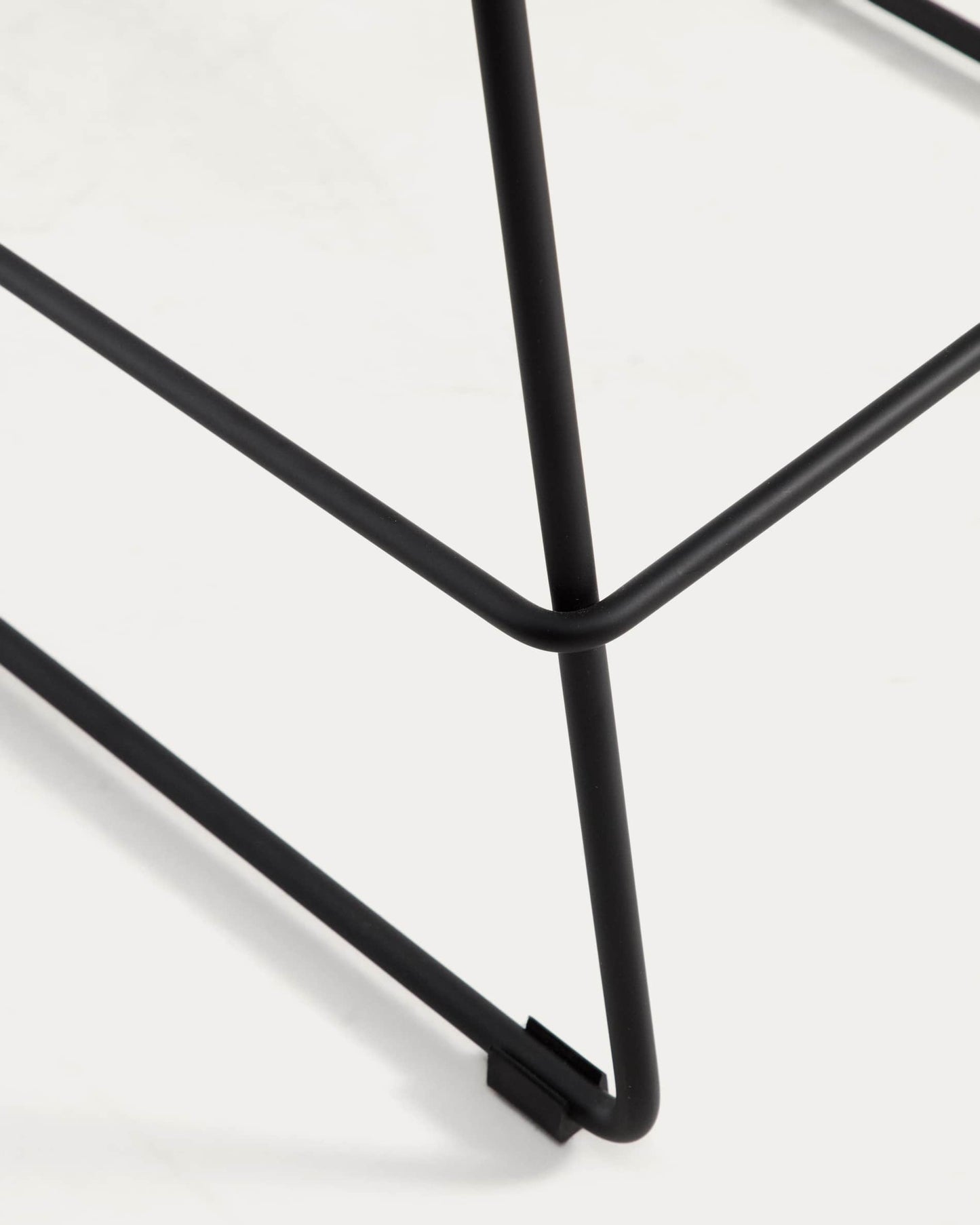 Sgabello Zahara in poliuretano marrone con gambe in acciaio rifinito in nero 65 cm FSC 100%