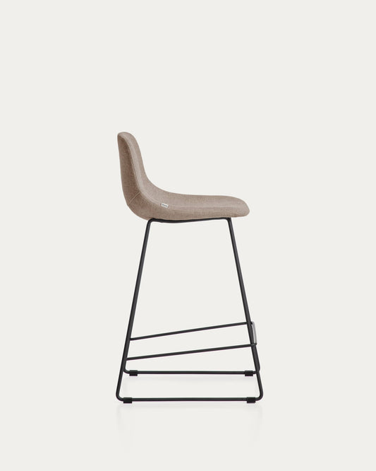 Sgabello Zahara in ciniglia marrone con gambe in acciaio rifinito in nero 65 cm FSC 100%