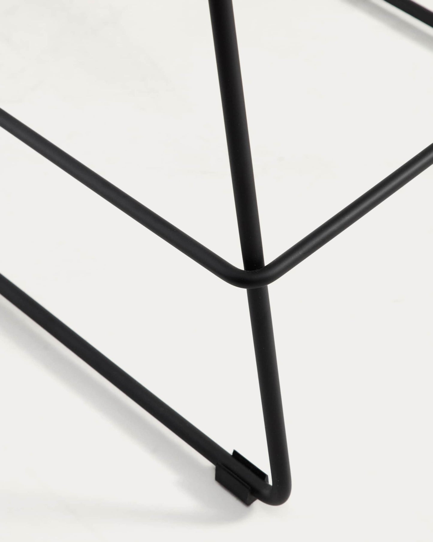Sgabello Zahara in poliuretano marrone con gambe in acciaio rifinito in nero 76 cm FSC 100%