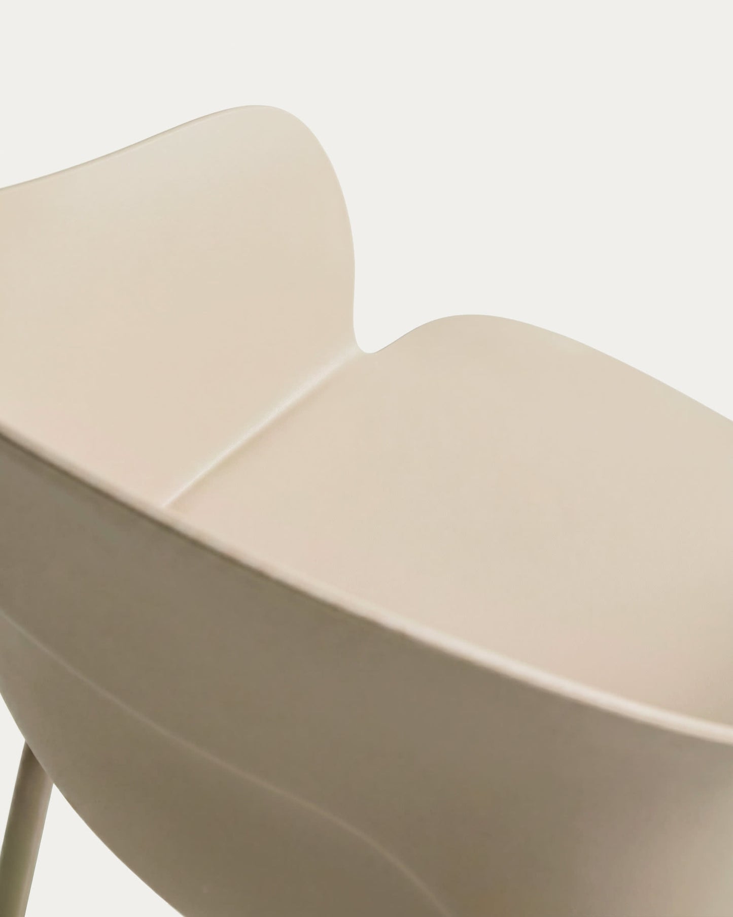 Sedia Sanile con gambe in acciaio con finitura beige