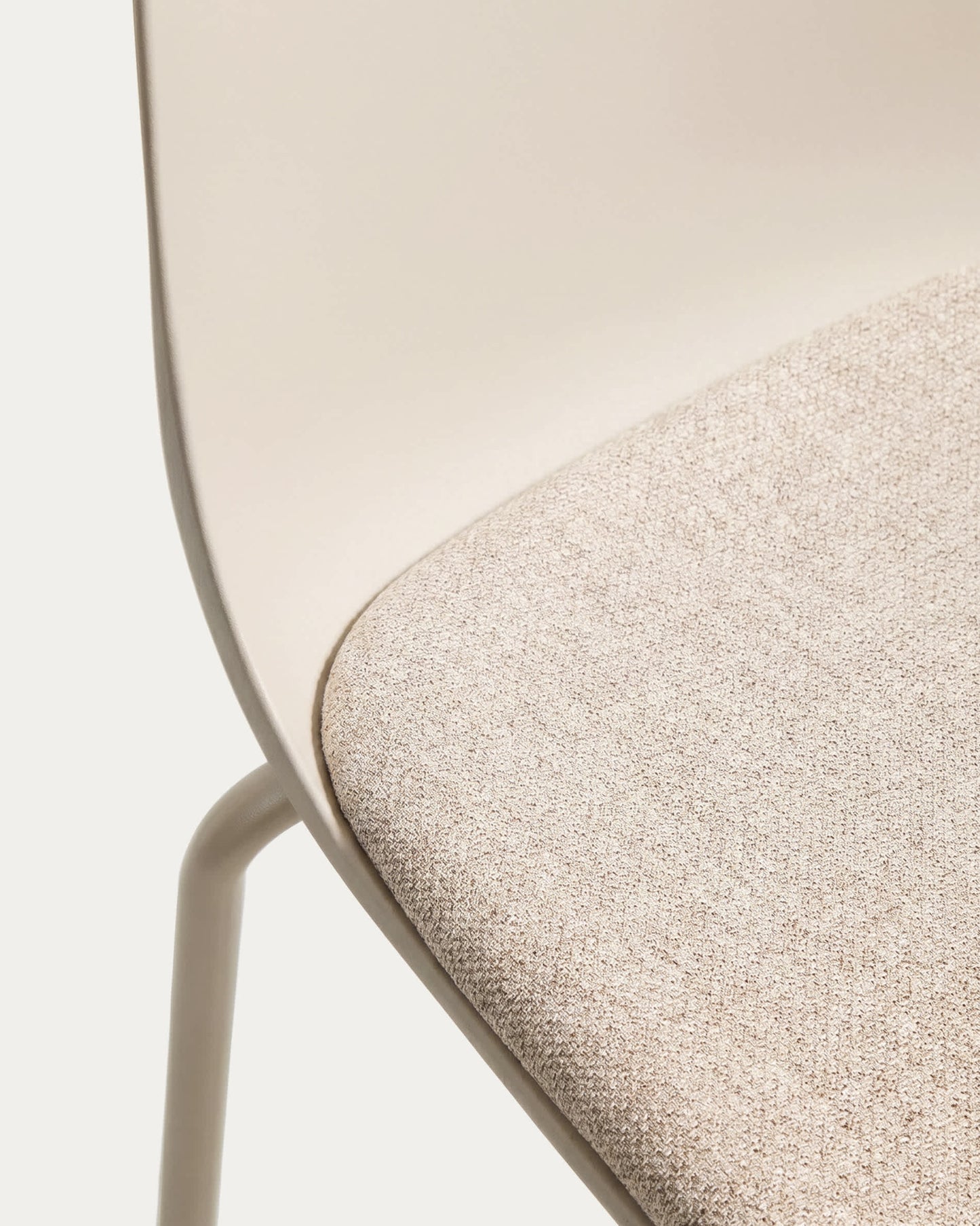 Sedia Debari con cuscino in ciniglia e gambe in acciaio con finitura beige