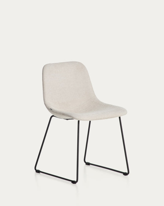 Sedia Zahara in ciniglia beige con gambe in acciaio rifinito in nero FSC 100%