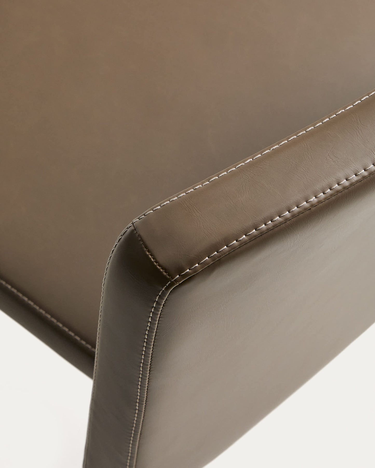 Sedia impilabile Loria in poliuretano marrone FSC 100%