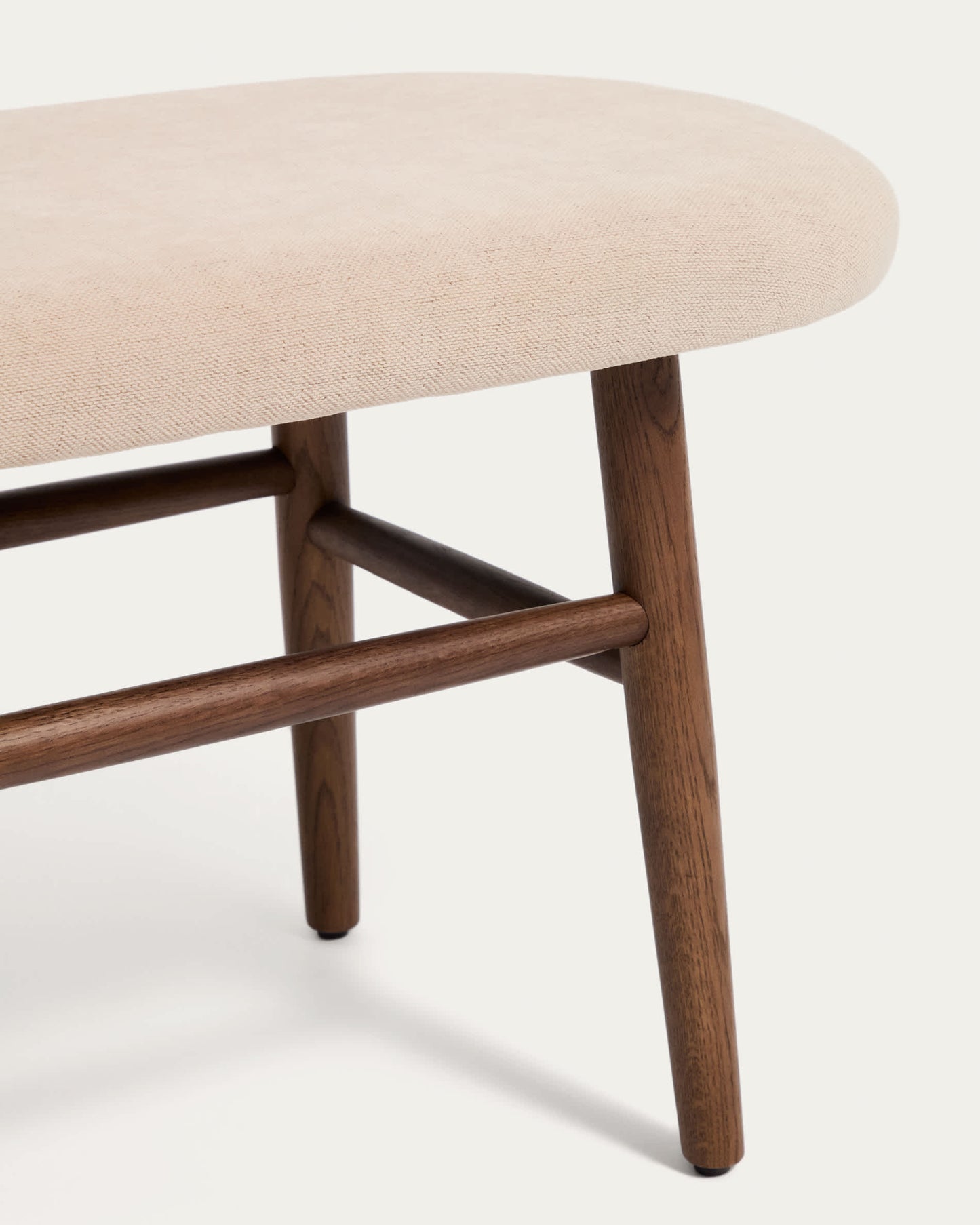 Panca Helda in ciniglia marrone e legno massello di rovere finitura noce FSC Mix Credit 122 cm