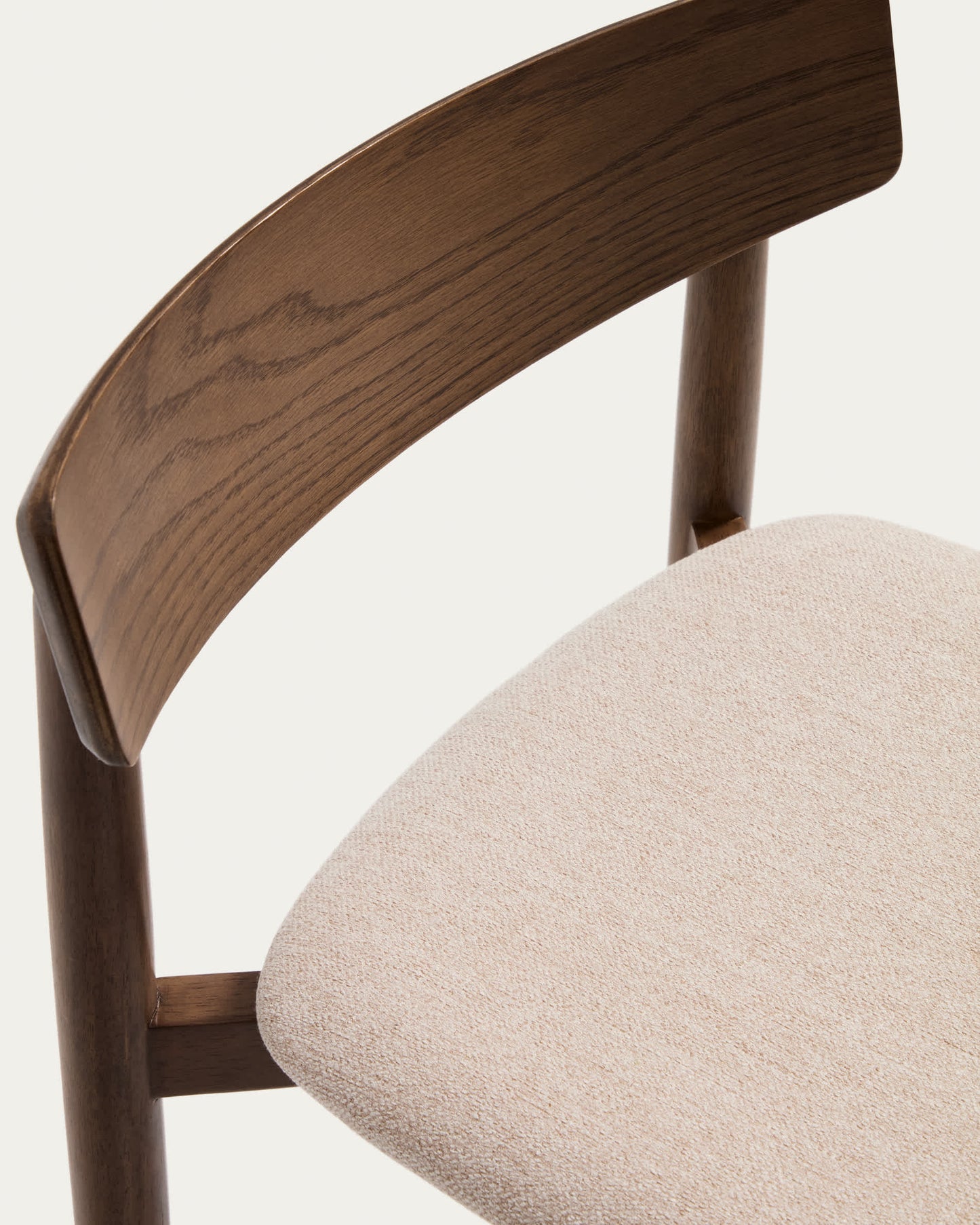 Sgabello Evera in ciniglia marrone con schinale in impiallacciato di rovere con finitura noce 65 cm