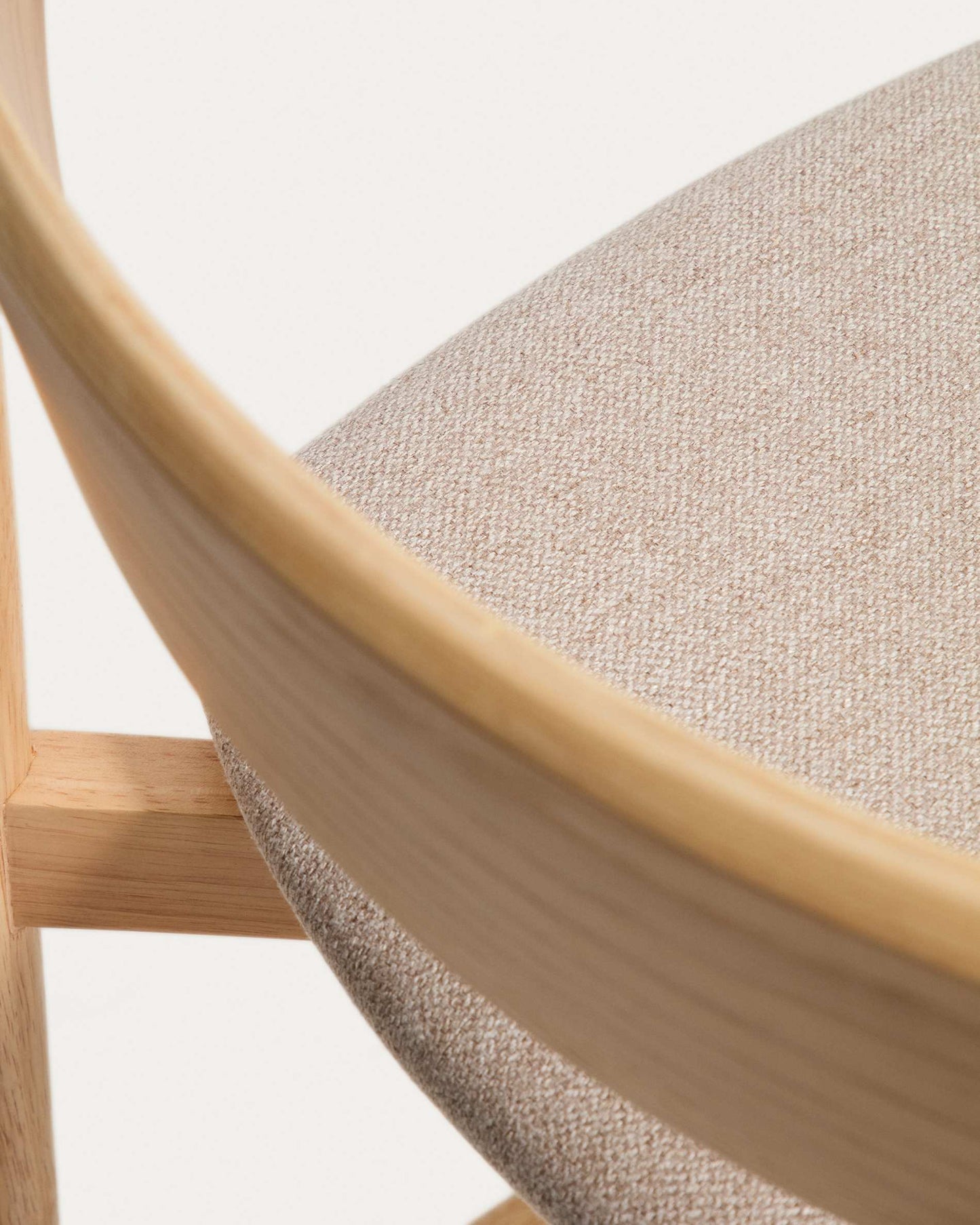 Sgabello Evera in ciniglia beige con schienale in impiallacciato di rovere con finitura naturale 65 cm