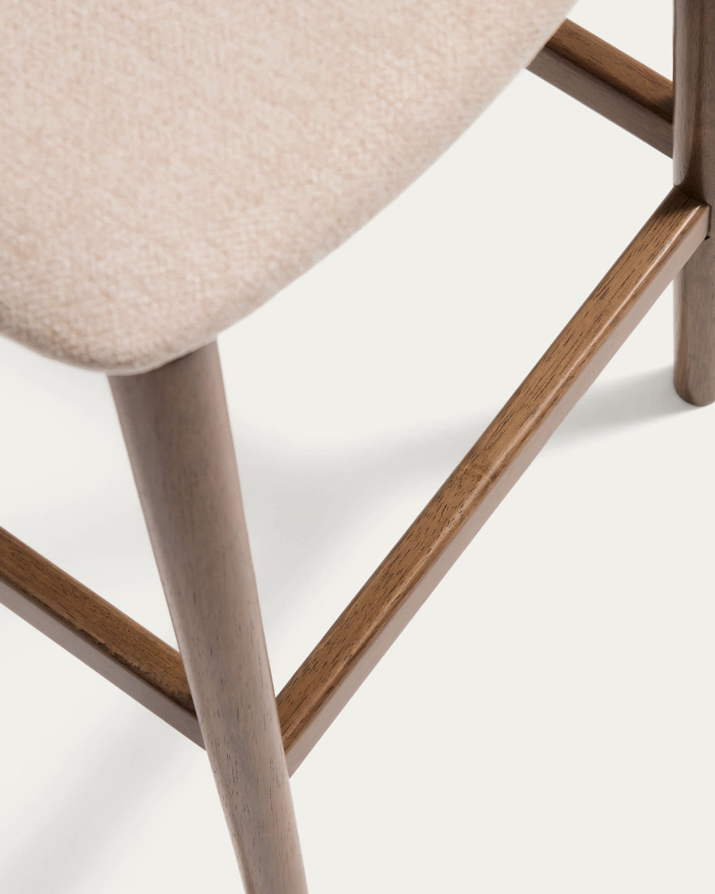 Sgabello Evera in ciniglia marrone e impiallacciato di rovere con finitura noce 65 cm