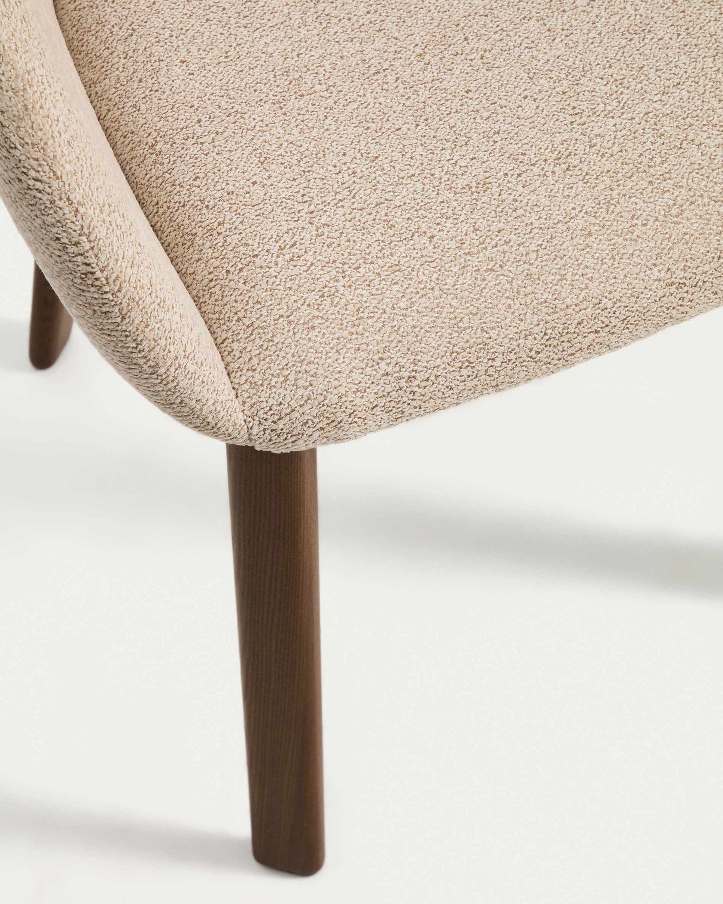 Sedia Meila con braccioli in ciniglia beige e gambe in rovere massiccio con finitura noce