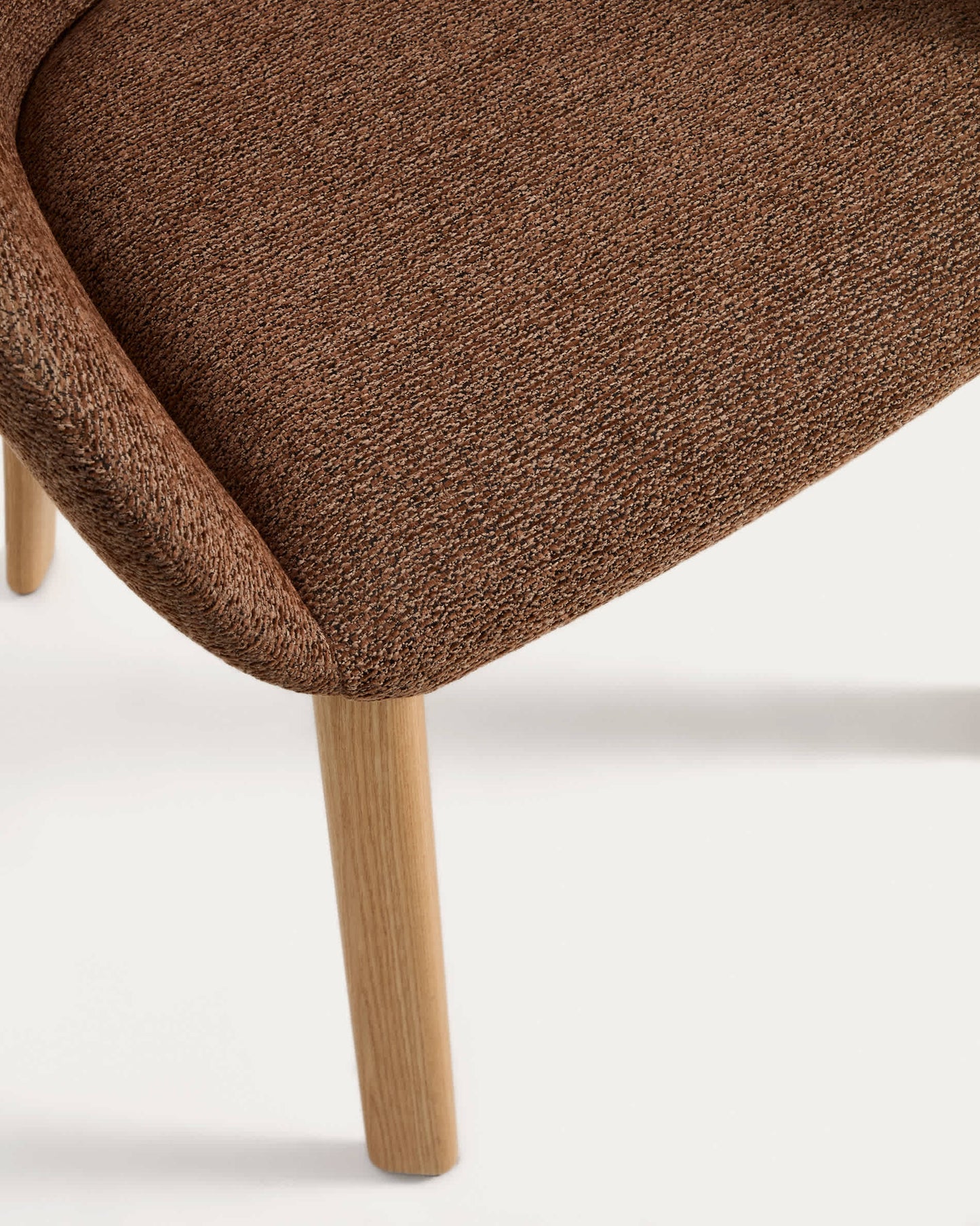 Sedia Meila con braccioli in ciniglia terracotta e gambe in rovere massiccio con finitura naturale