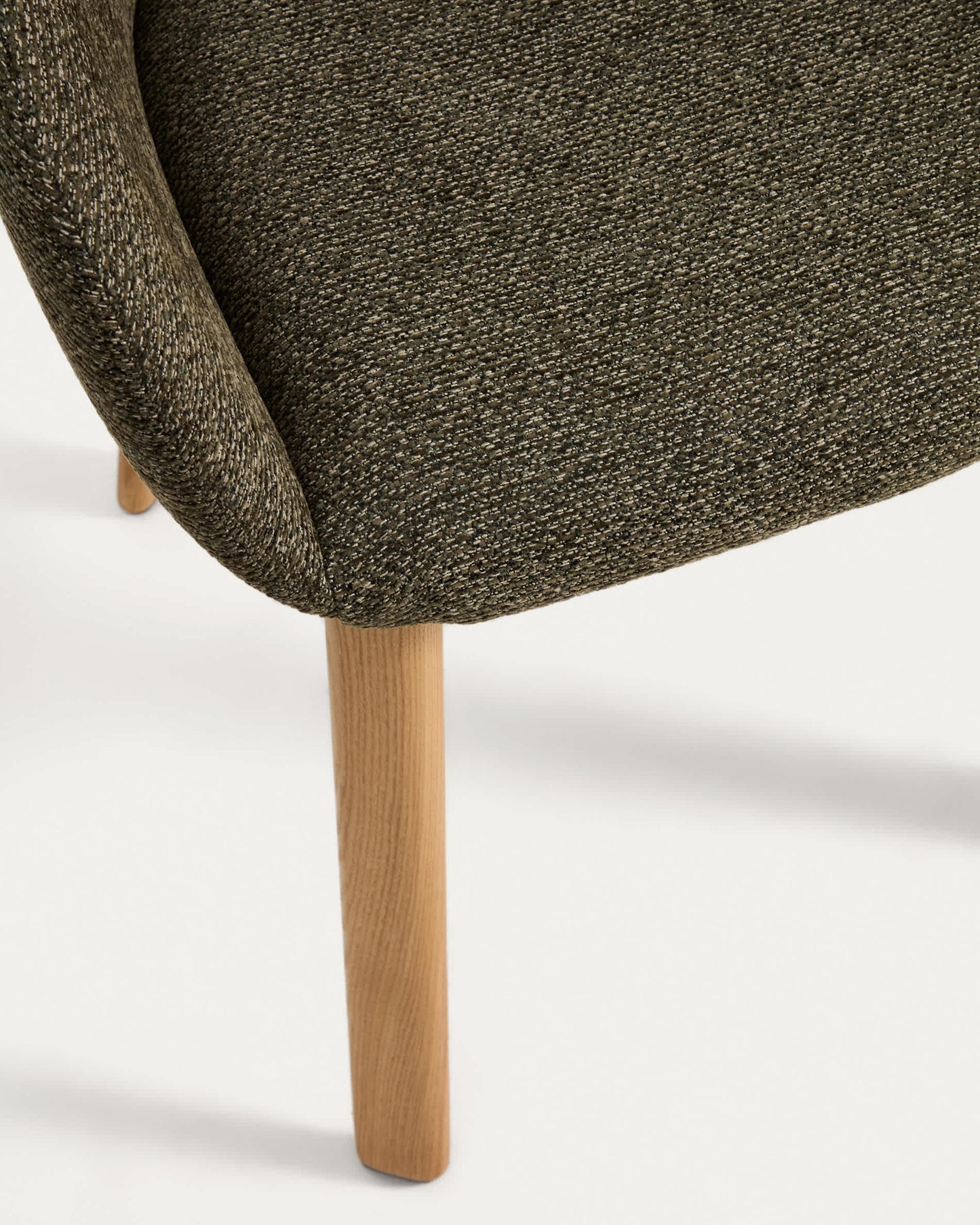 Sedia Meila con braccioli in ciniglia verde e gambe in rovere massiccio con finitura naturale