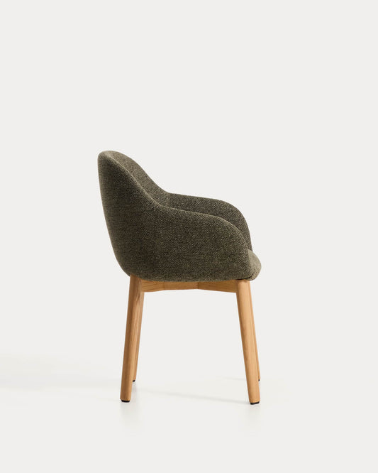 Sedia Meila con braccioli in ciniglia verde e gambe in rovere massiccio con finitura naturale