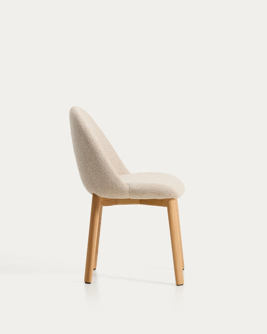 Sedia Meila in ciniglia beige e gambe in rovere massiccio con finitura naturale