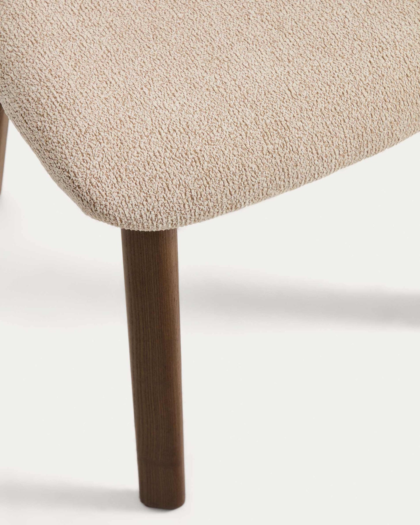 Sedia Meila in ciniglia beige e gambe in rovere massiccio con finitura noce