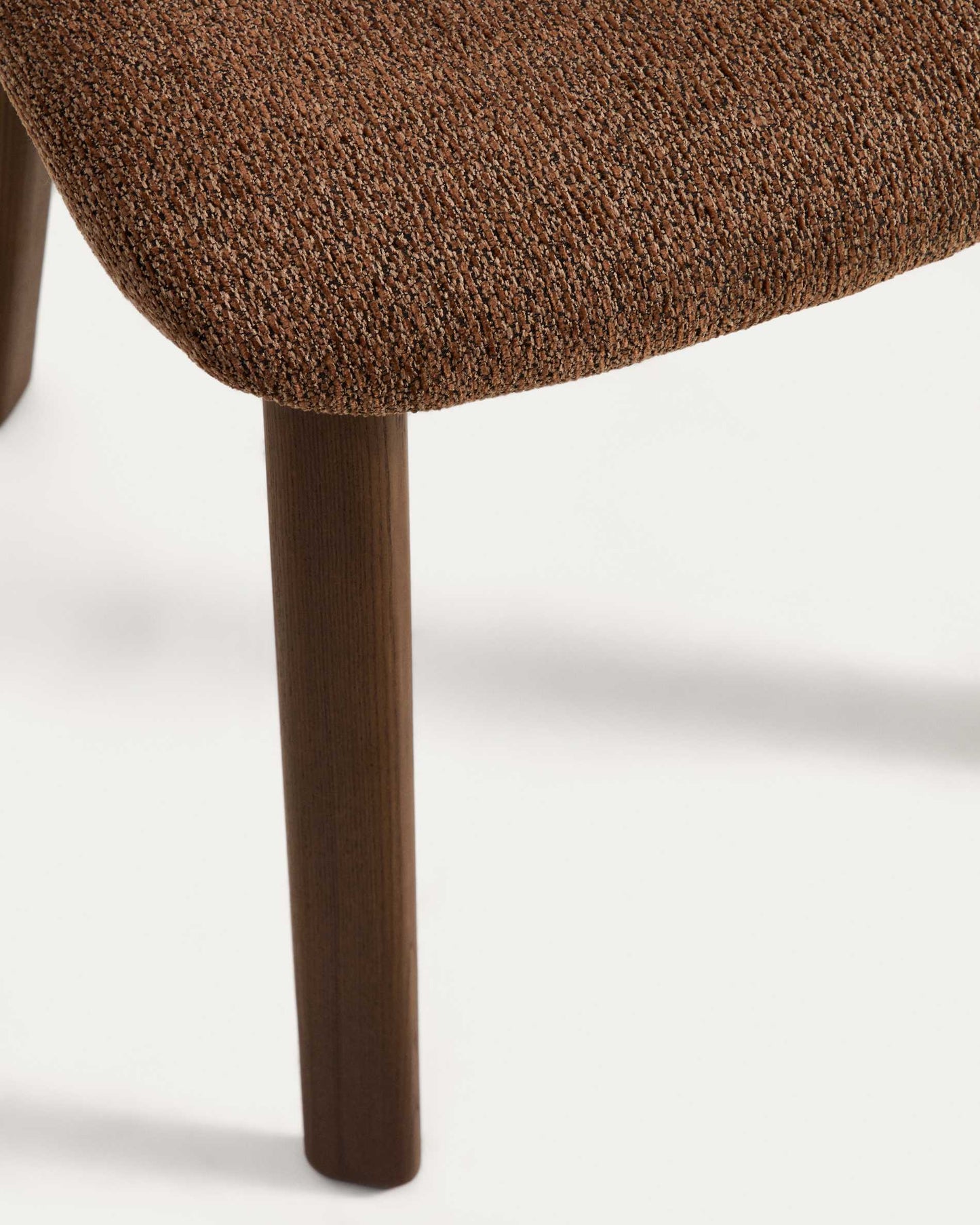 Sedia Meila in ciniglia terracotta e gambe in rovere massiccio con finitura noce