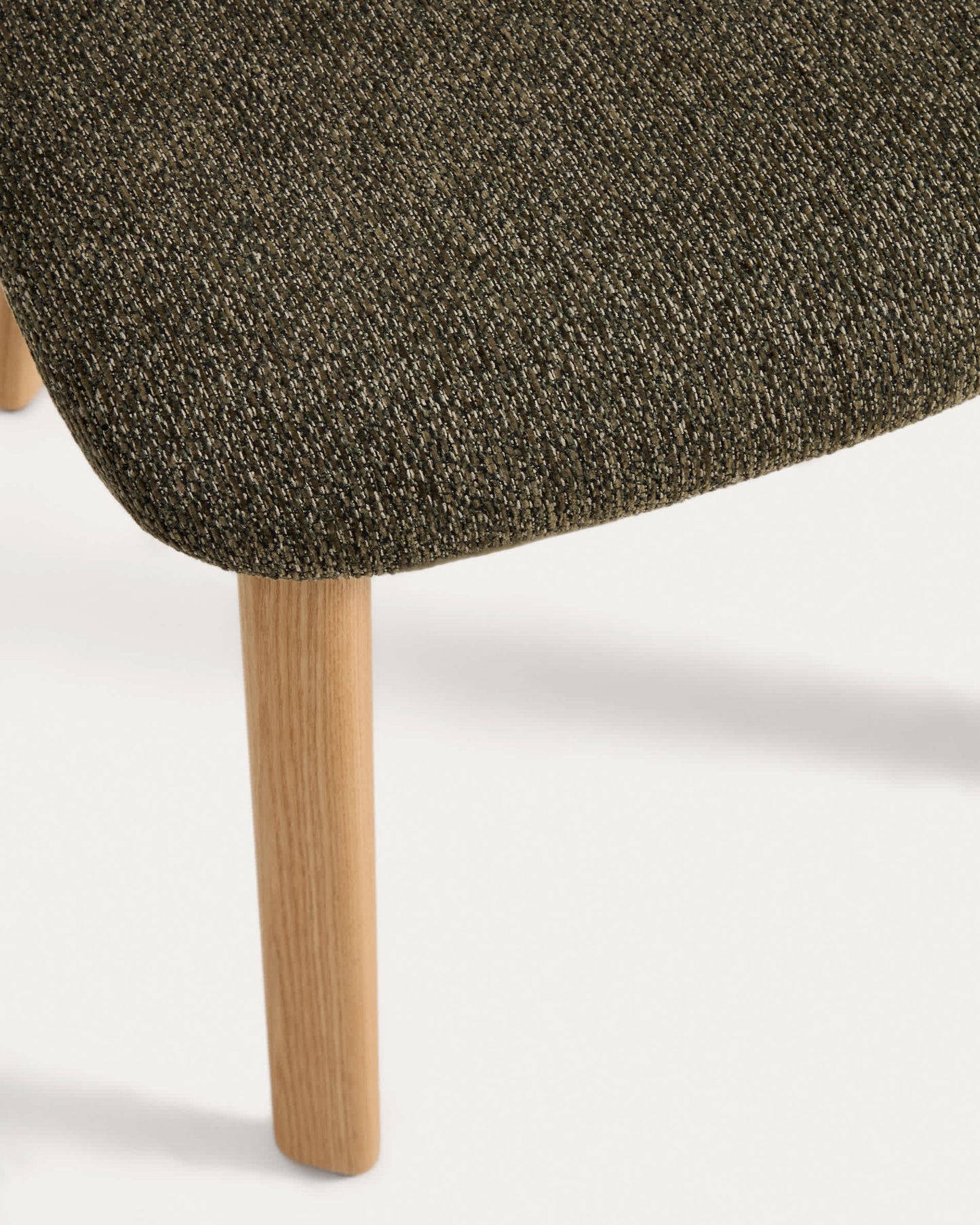 Sedia Meila in ciniglia verde e gambe in rovere massiccio con finitura naturale