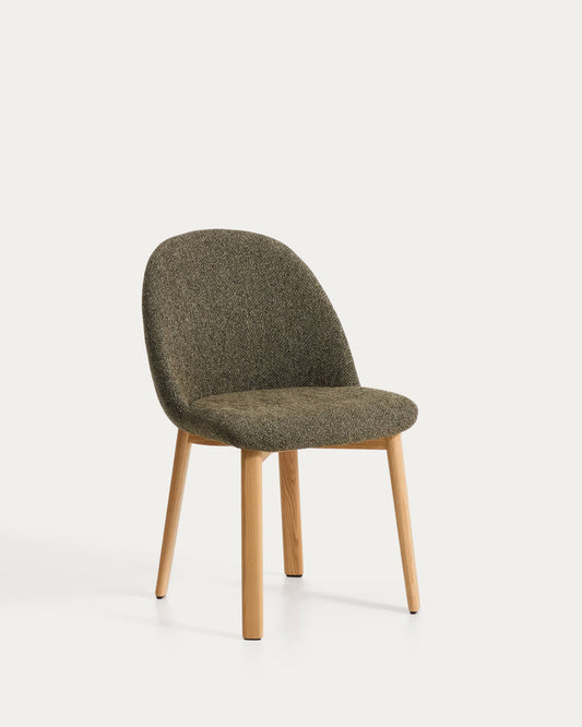Sedia Meila in ciniglia verde e gambe in rovere massiccio con finitura naturale