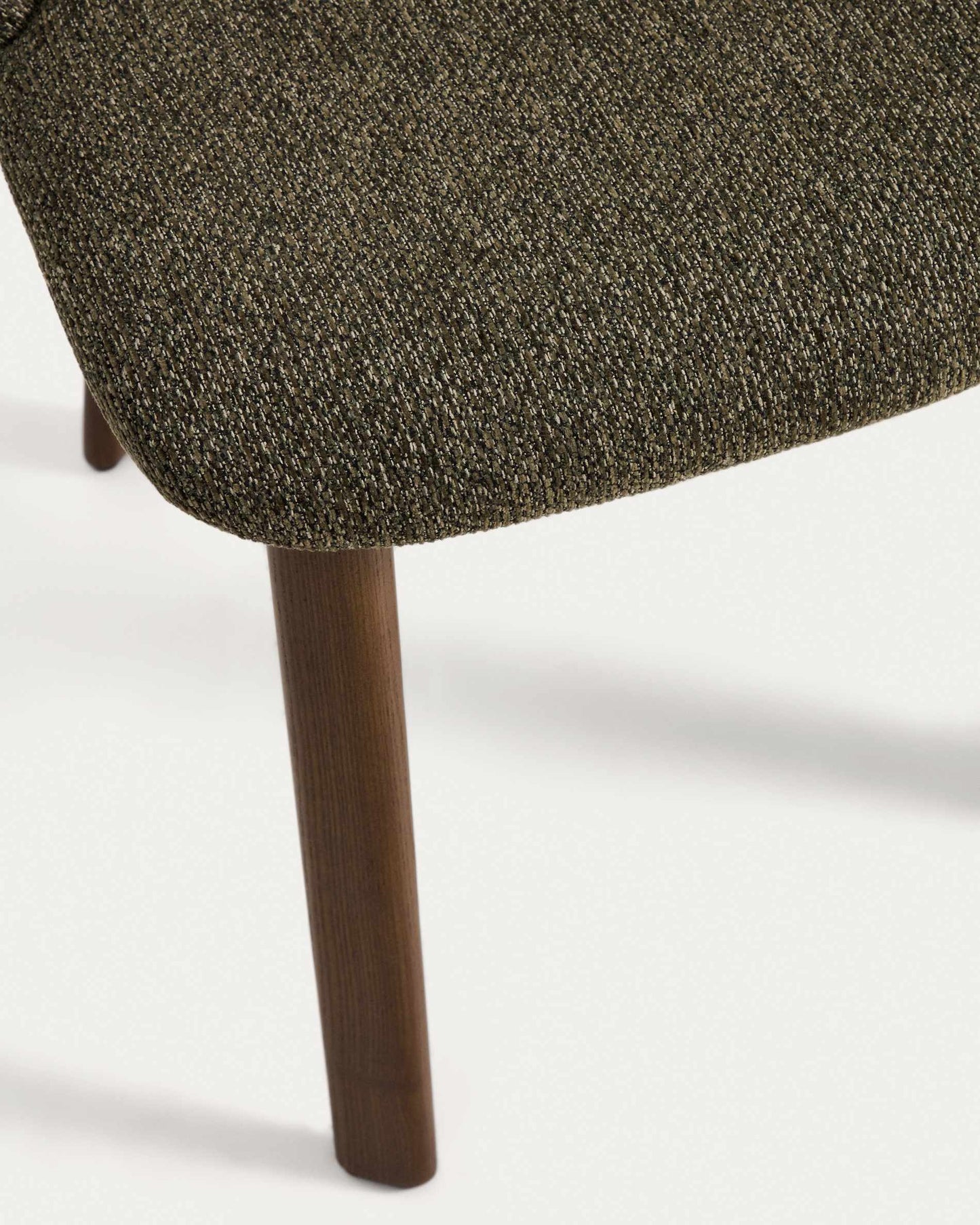 Sedia Meila in ciniglia verde e gambe in rovere massiccio con finitura noce
