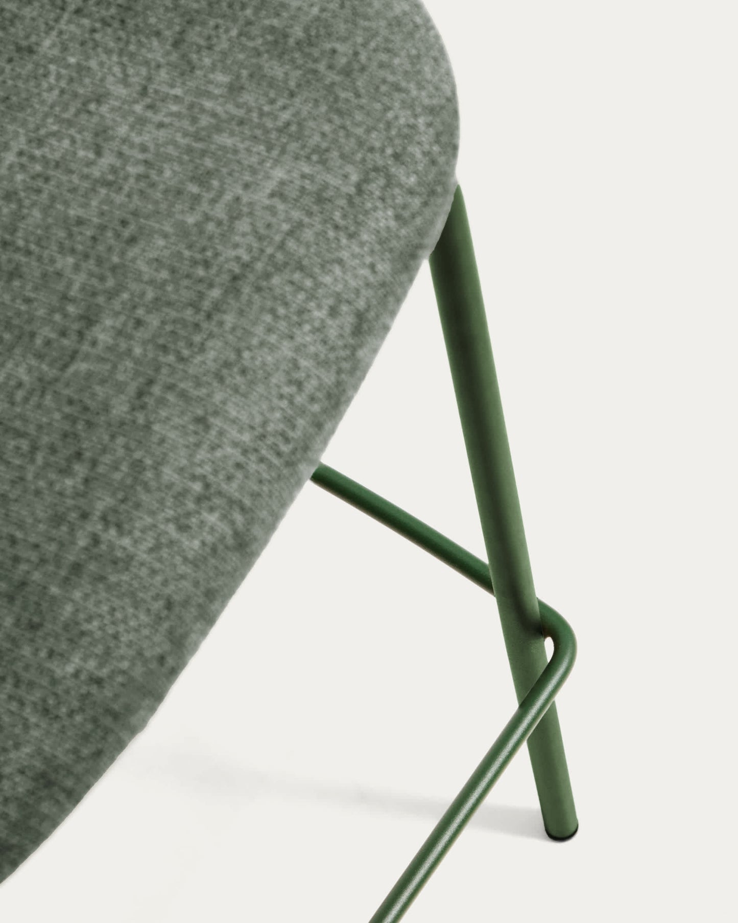 Sgabello impilabile Meli in ciniglia verde con gambe in metallo verde FSC Mix Credit 65 cm
