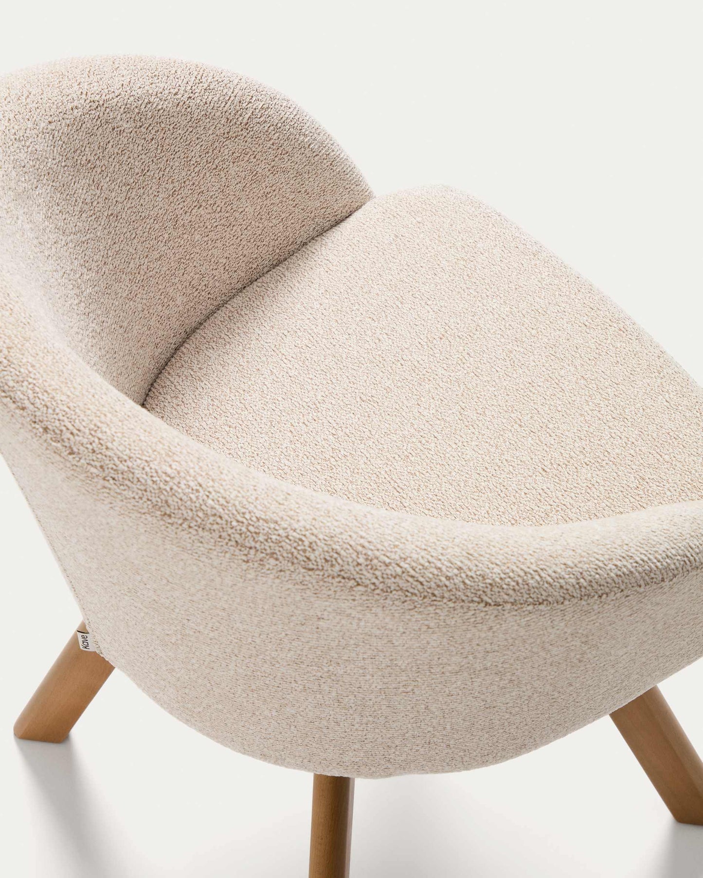 Sedia girevole Marvin in ciniglia beige e gambe di legno massiccio di faggio con finitura in tonalità naturale FSC 100%