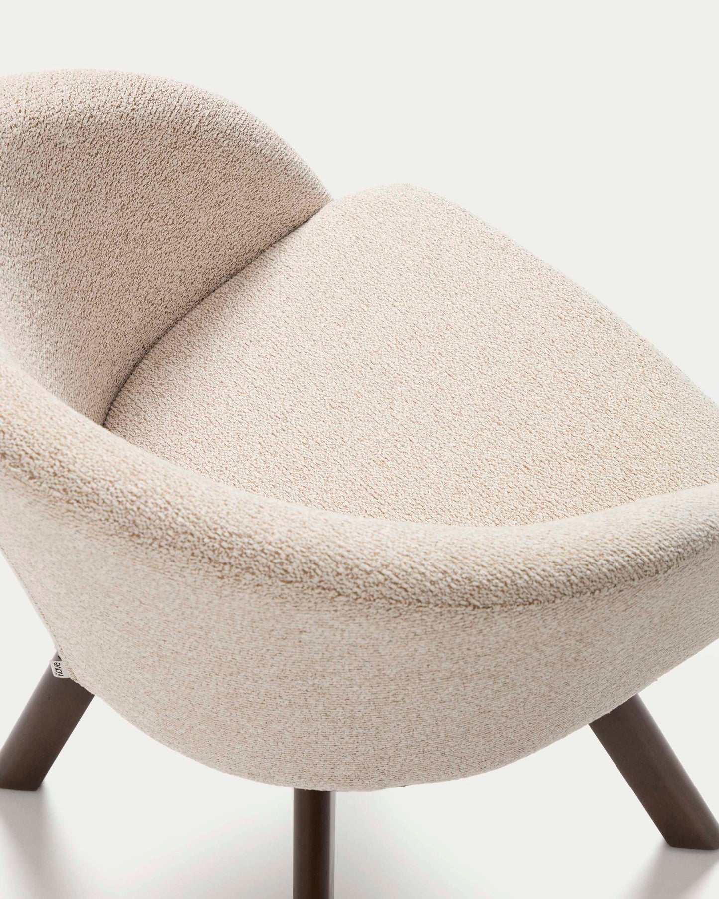Sedia girevole Marvin in ciniglia beige e gambe di legno massiccio di faggio con finitura naturale FSC 100%