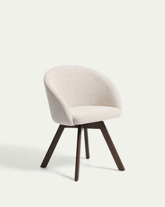 Sedia girevole Marvin in ciniglia beige e gambe di legno massiccio di faggio con finitura naturale FSC 100%