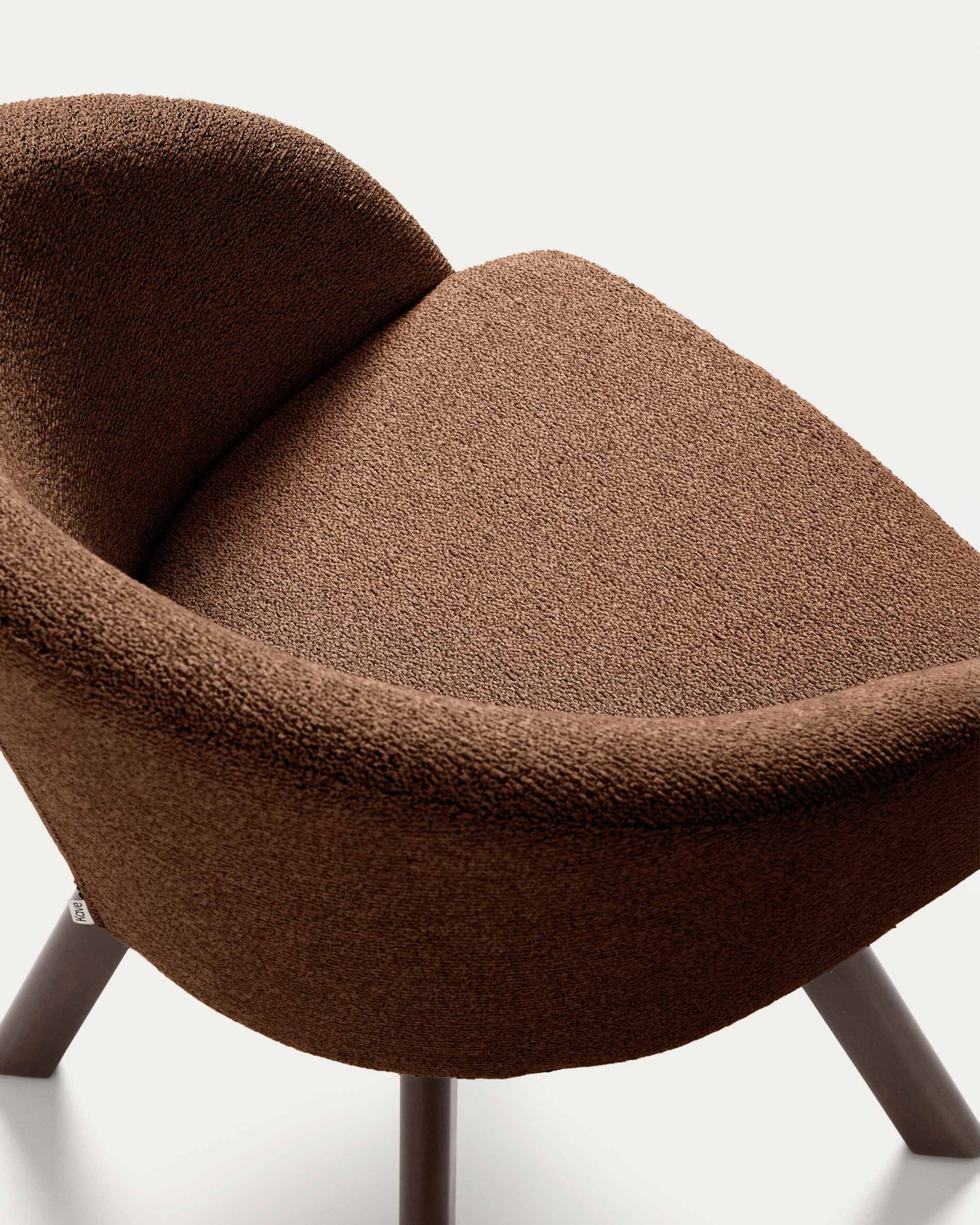 Sedia girevole Marvin ciniglia terracotta e gambe di legno massiccio di faggio con finitura noce FSC 100%