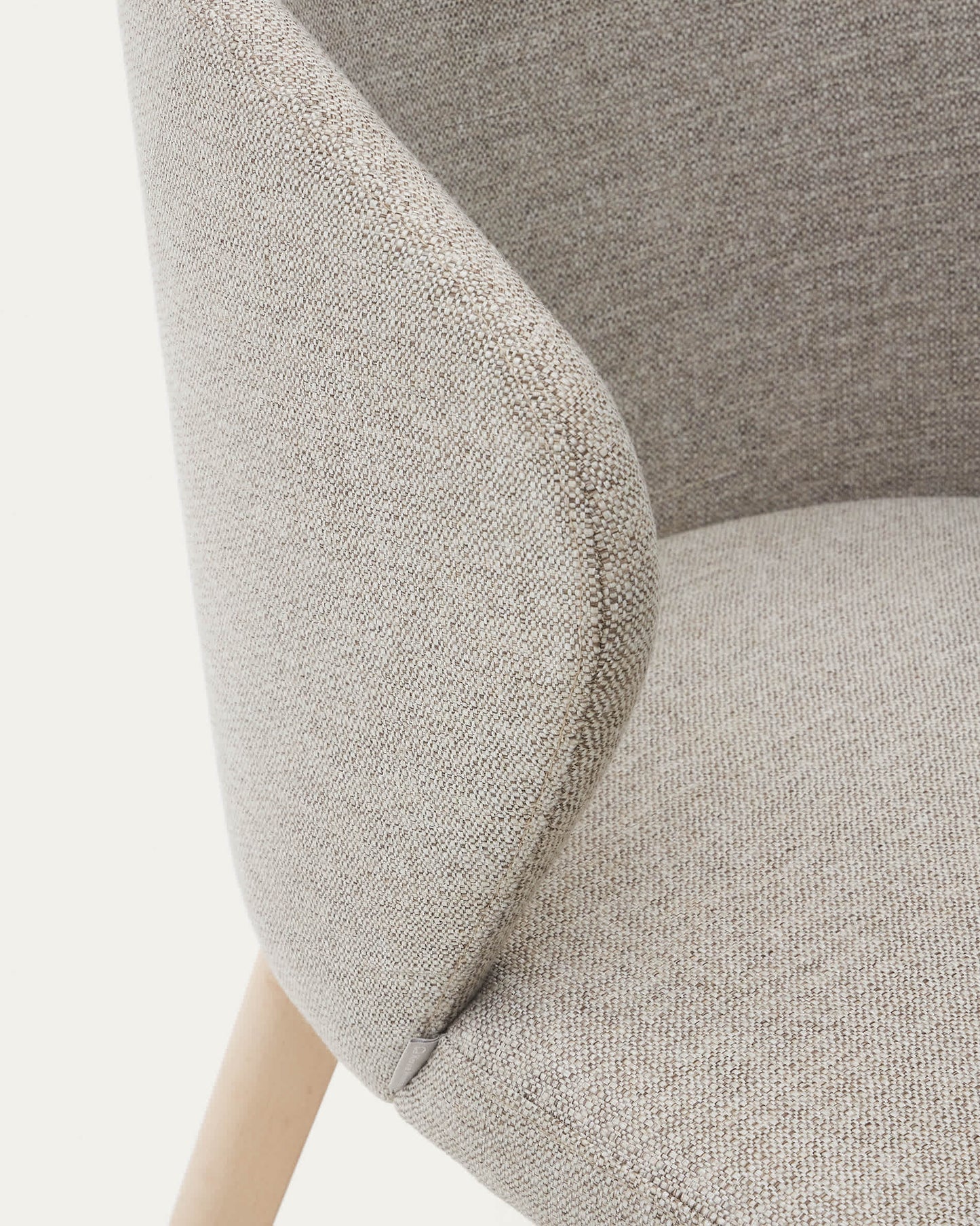 Sedia Darice in ciniglia marrone e legno di faggio massiccio con finitura naturale