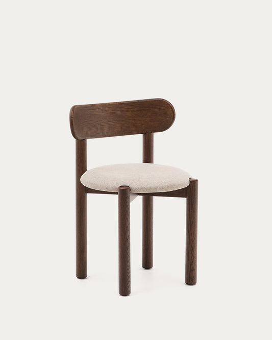 Sedia Nebai in ciniglia marrone con struttura in legno massiccio di rovere finitura in noce
