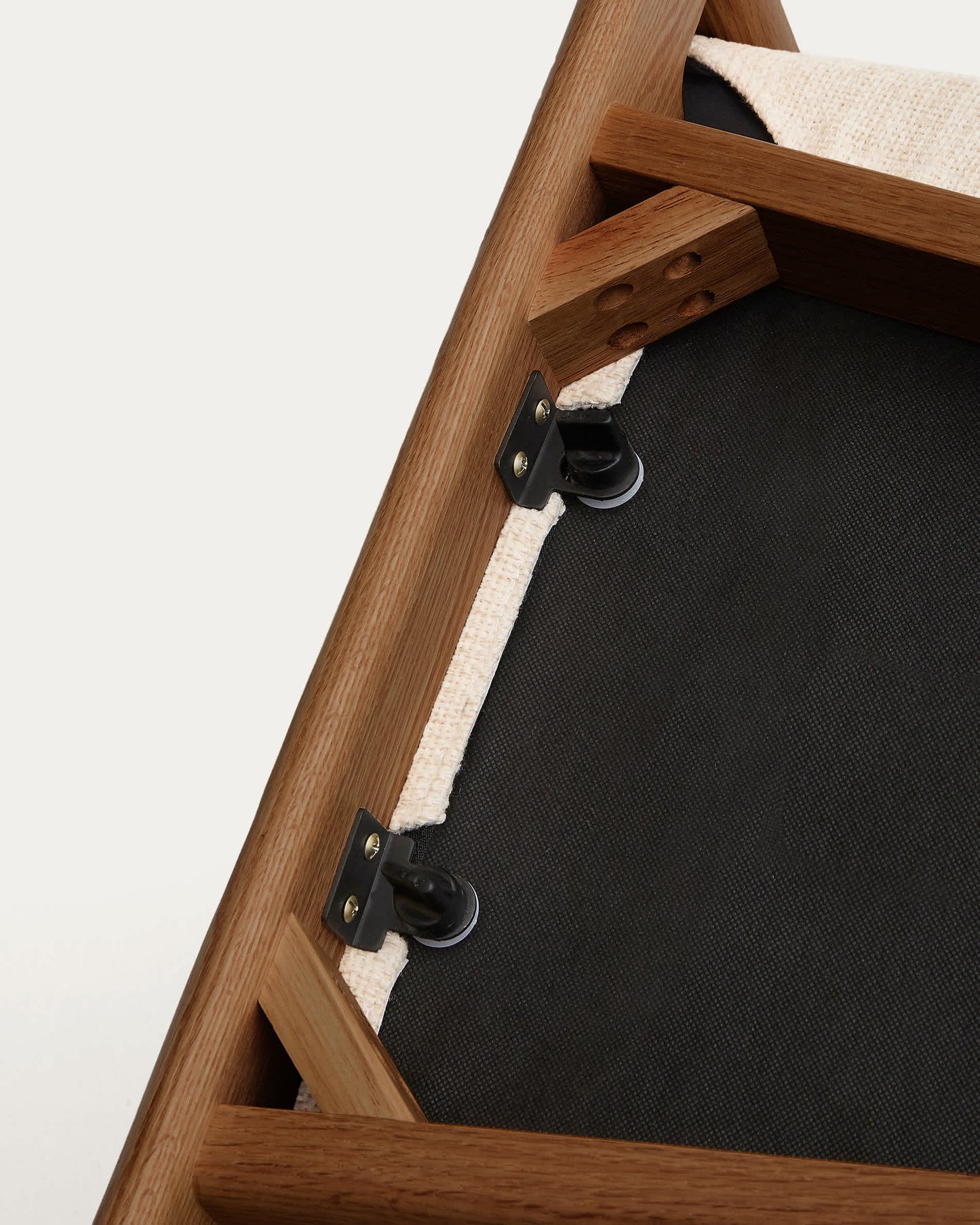 Sedia Alocs sfoderabile ciniglia beige legno massiccio di rovere noce FSC Mix Credit