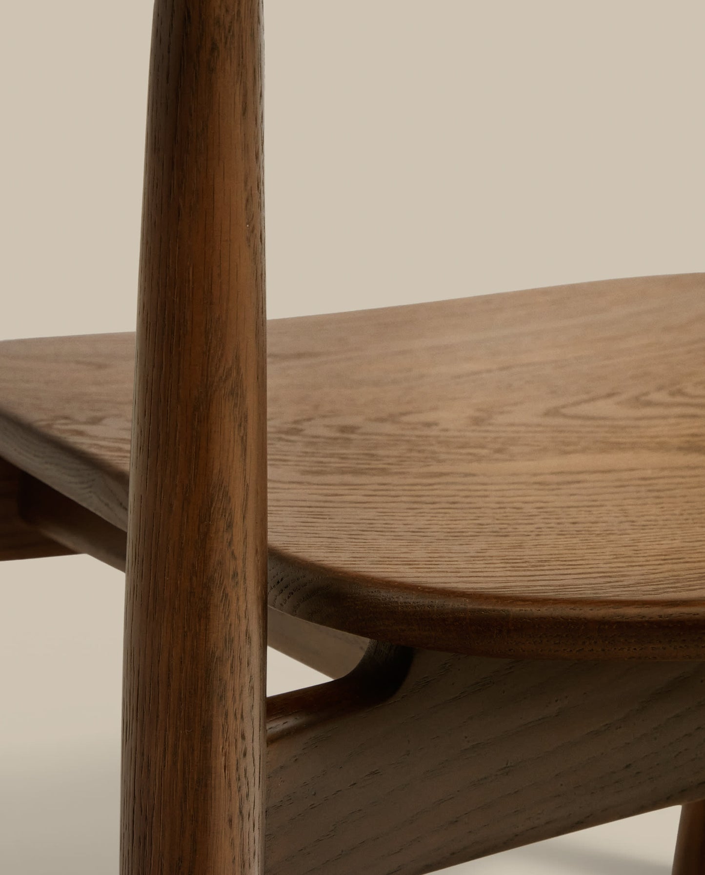 Sedia Fondes in legno massiccio di rovere con finitura in noce FSC Mix Credit