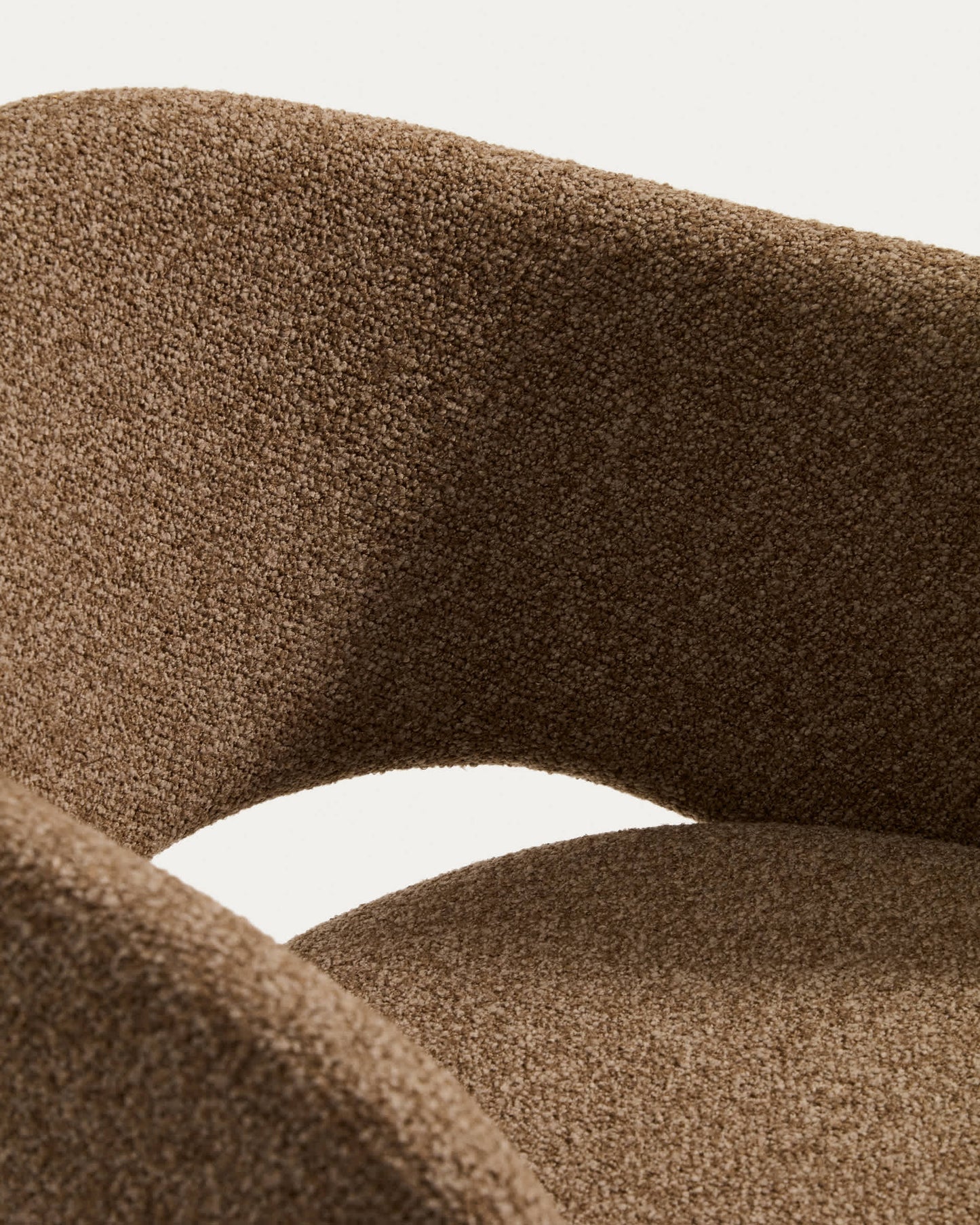 Sedia Maina in ciniglia spessa marrone con gambe in acciaio con finitura marrone FSC Mix Credit